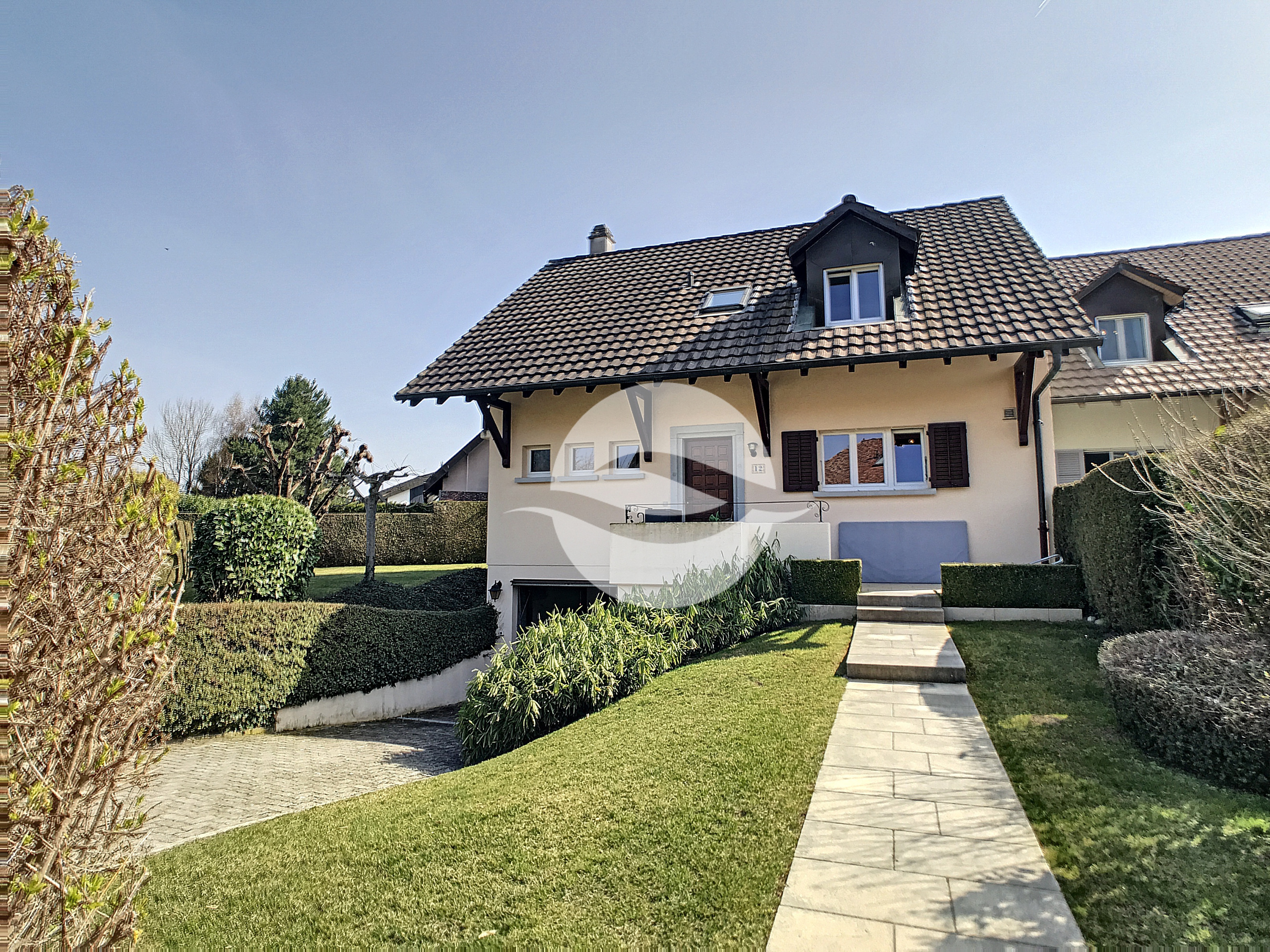 Extérieur : Entrée de la maison et du garage