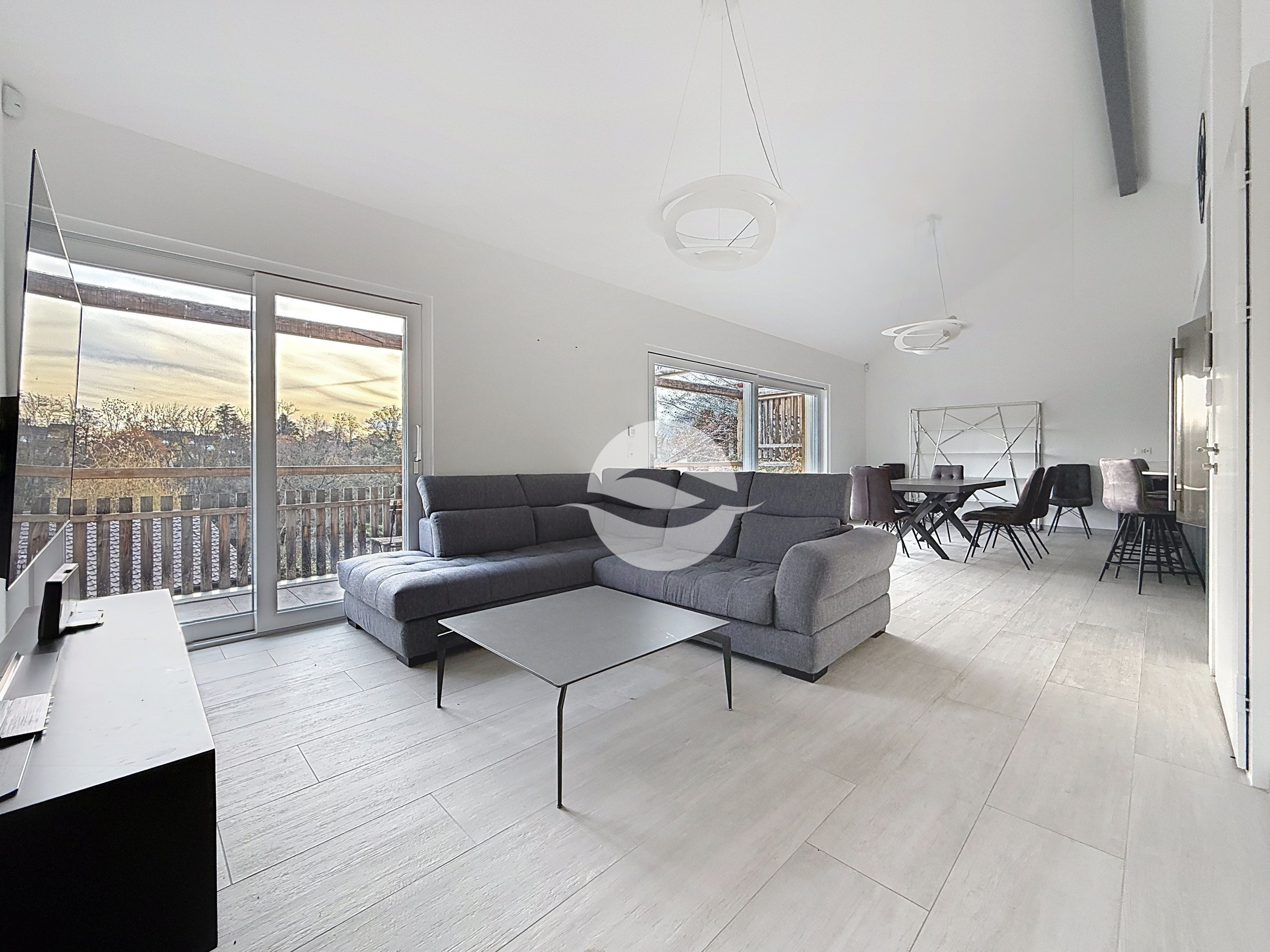 Coin TV ouvert sur pièce de vie