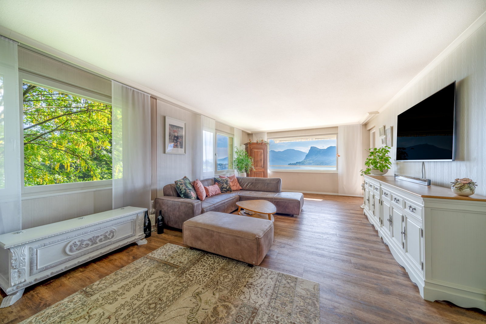 Wohnzimmer mit Blick auf den See