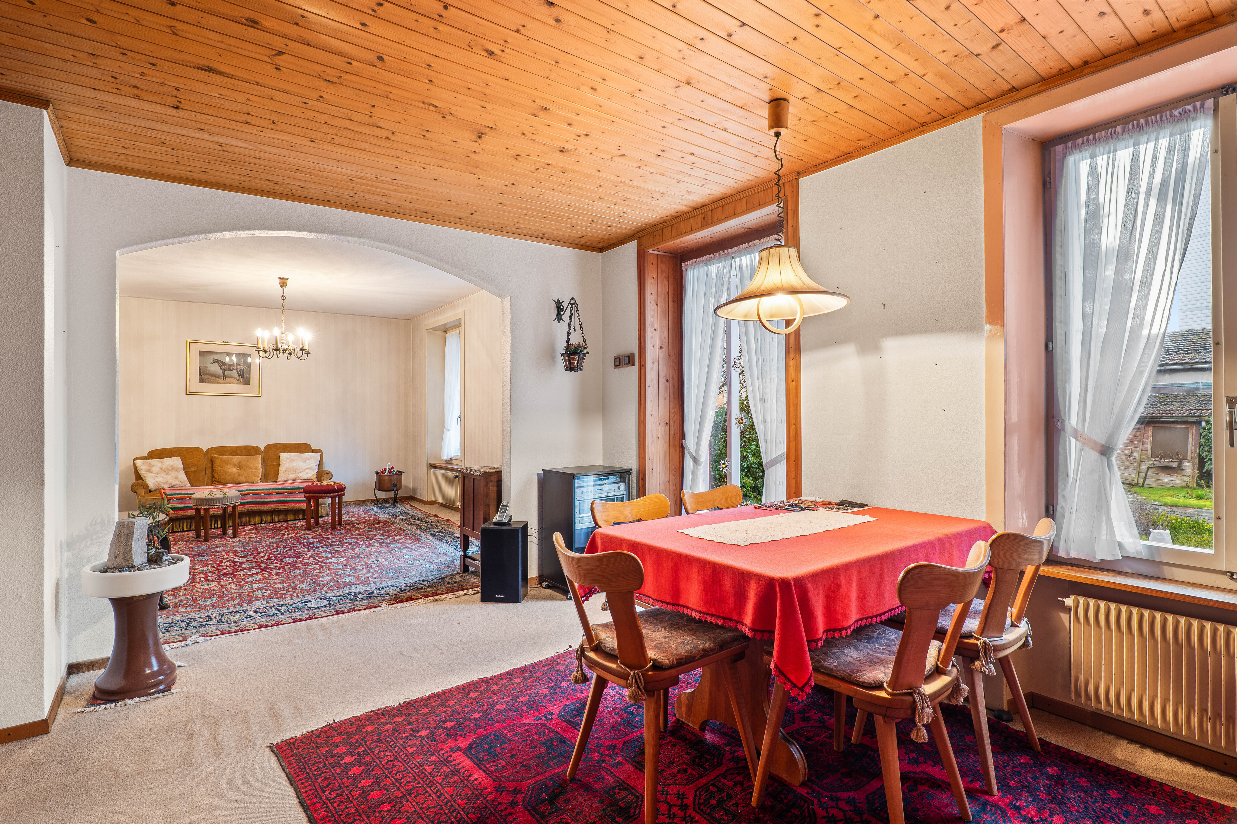 Les deux pièces anciennement séparées ont été réunies pour former un grand espace regroupant la salle à manger et le séjour.