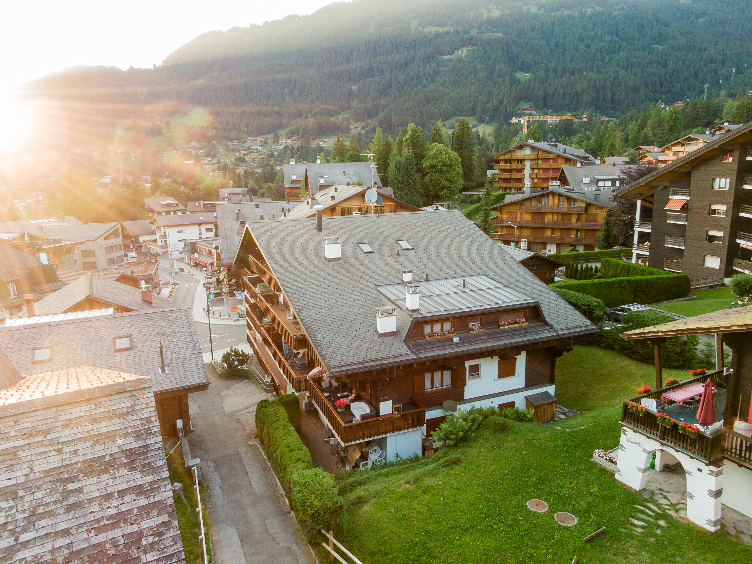 le soleil perce les toits des maisons d'un village de montagne le soleil perce les toits des maisons d'un village de montagne