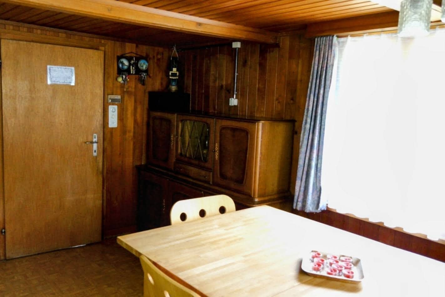 Wohnzimmer mit Tisch Wohnzimmer mit Tisch