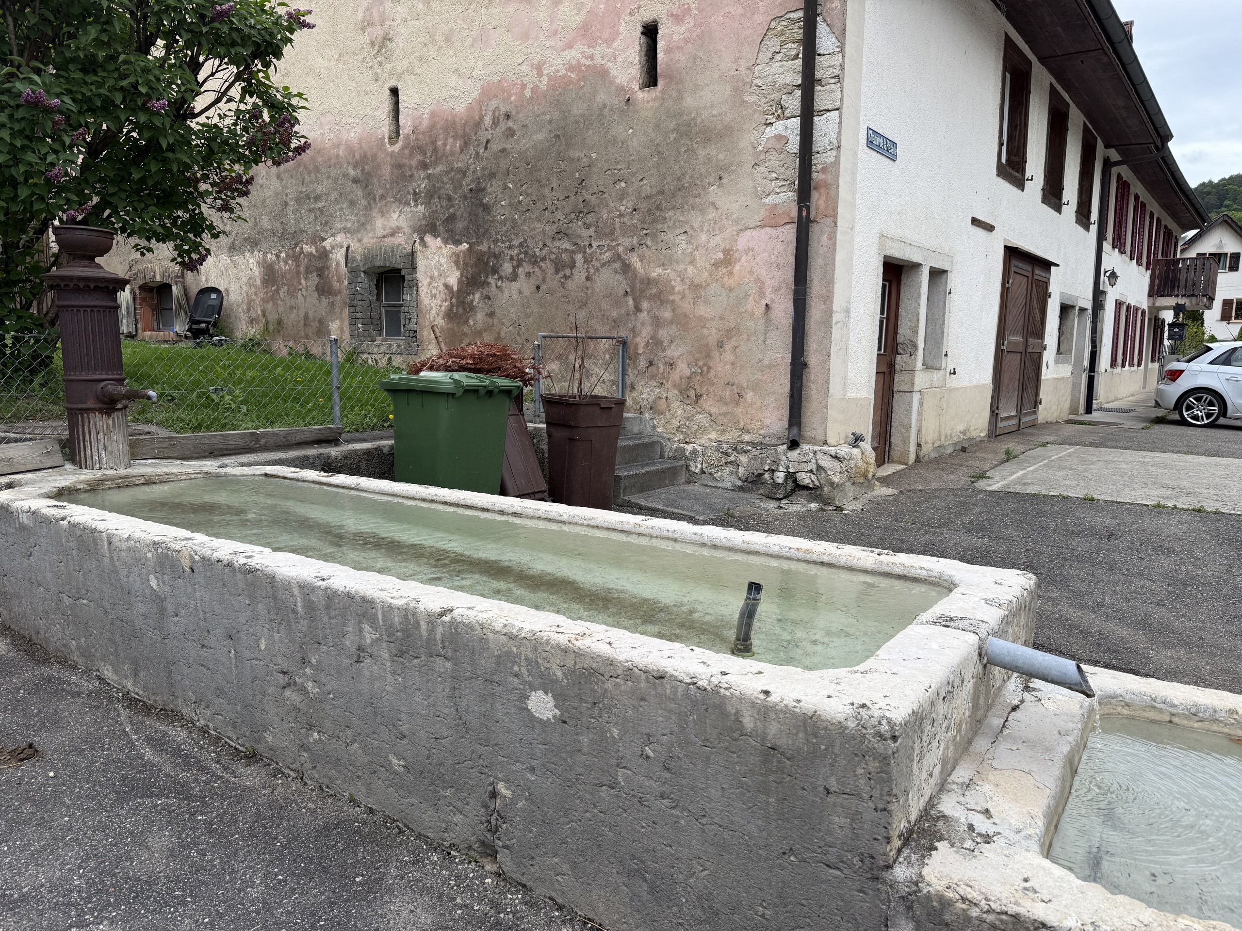 en face de la maison