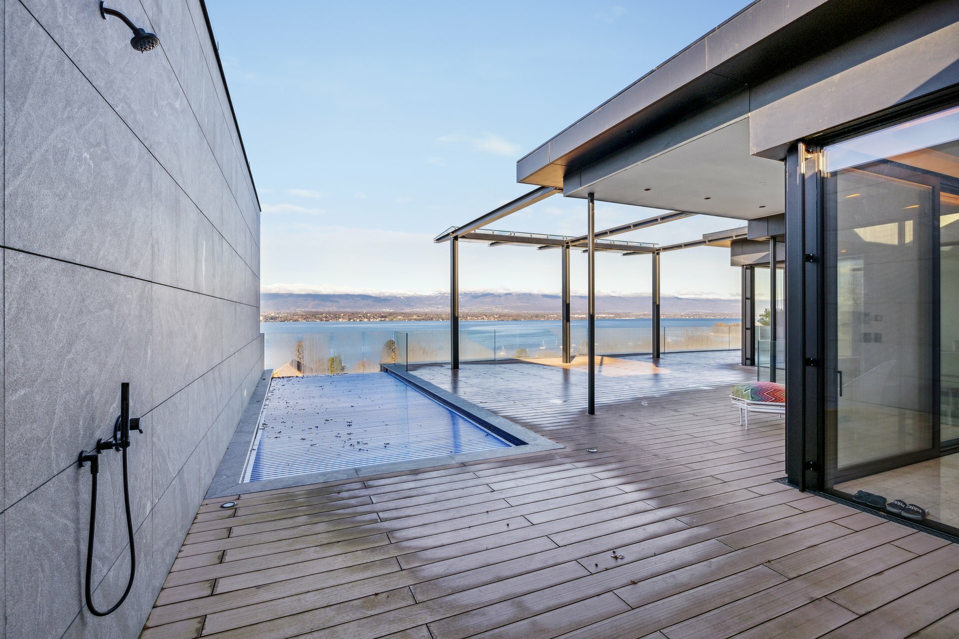 Piscine à débordement avec vue sur le lac