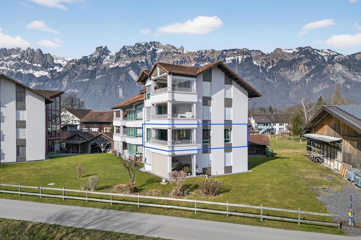 Aussenansicht mit umliegender Berglandschaft.