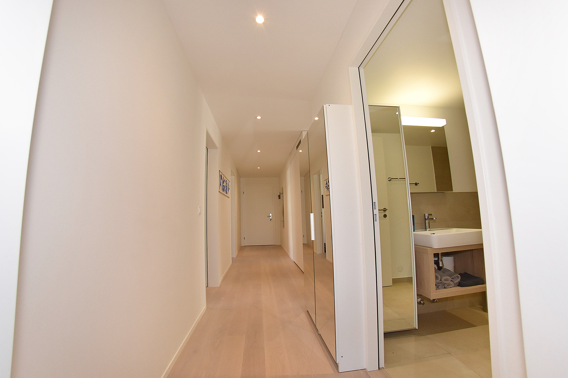 Korridor mit Zugang zu Zimmer und Bäder