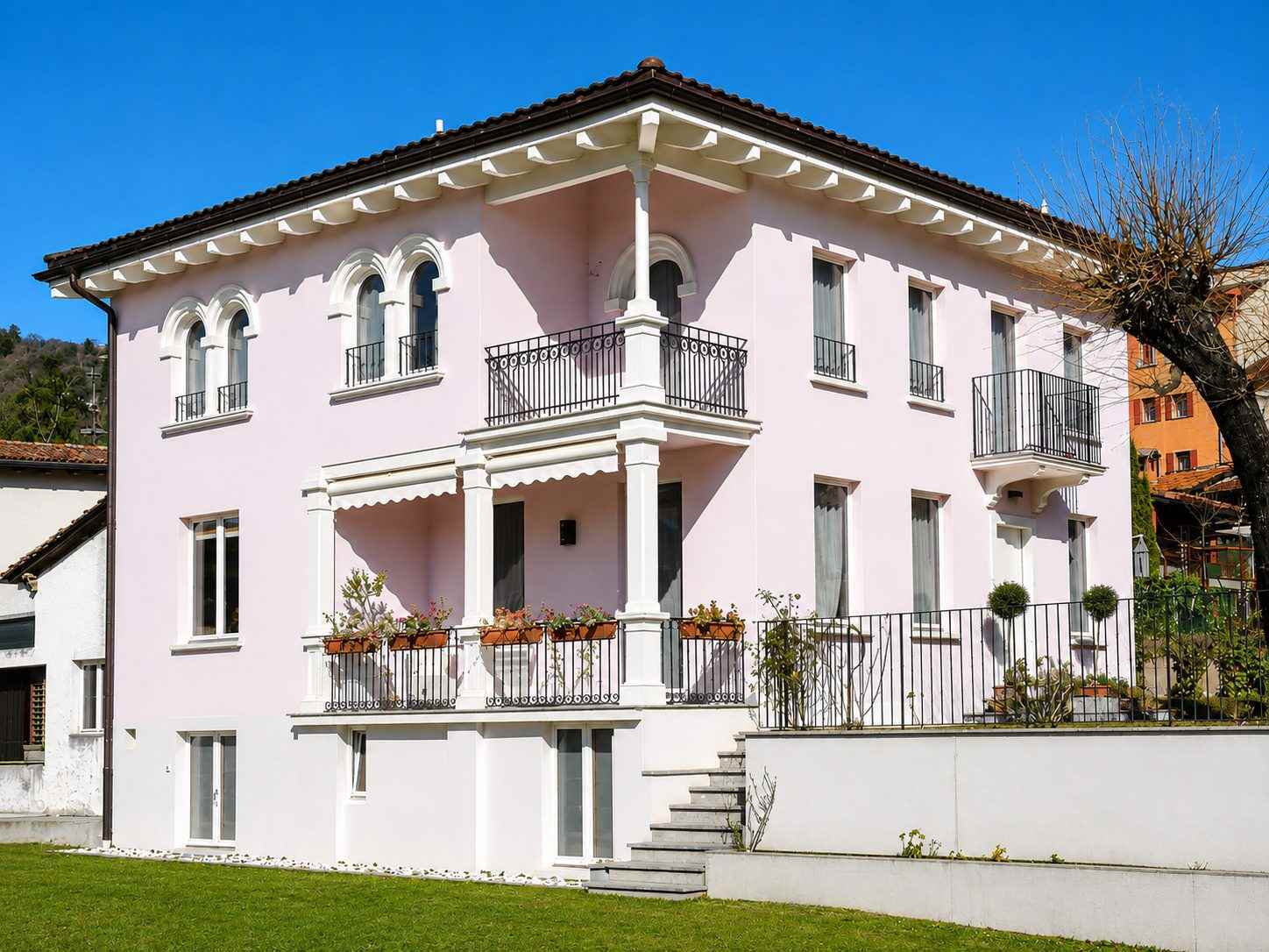 Bella villa d'epoca con vista aperta e grande giardino a Luganese