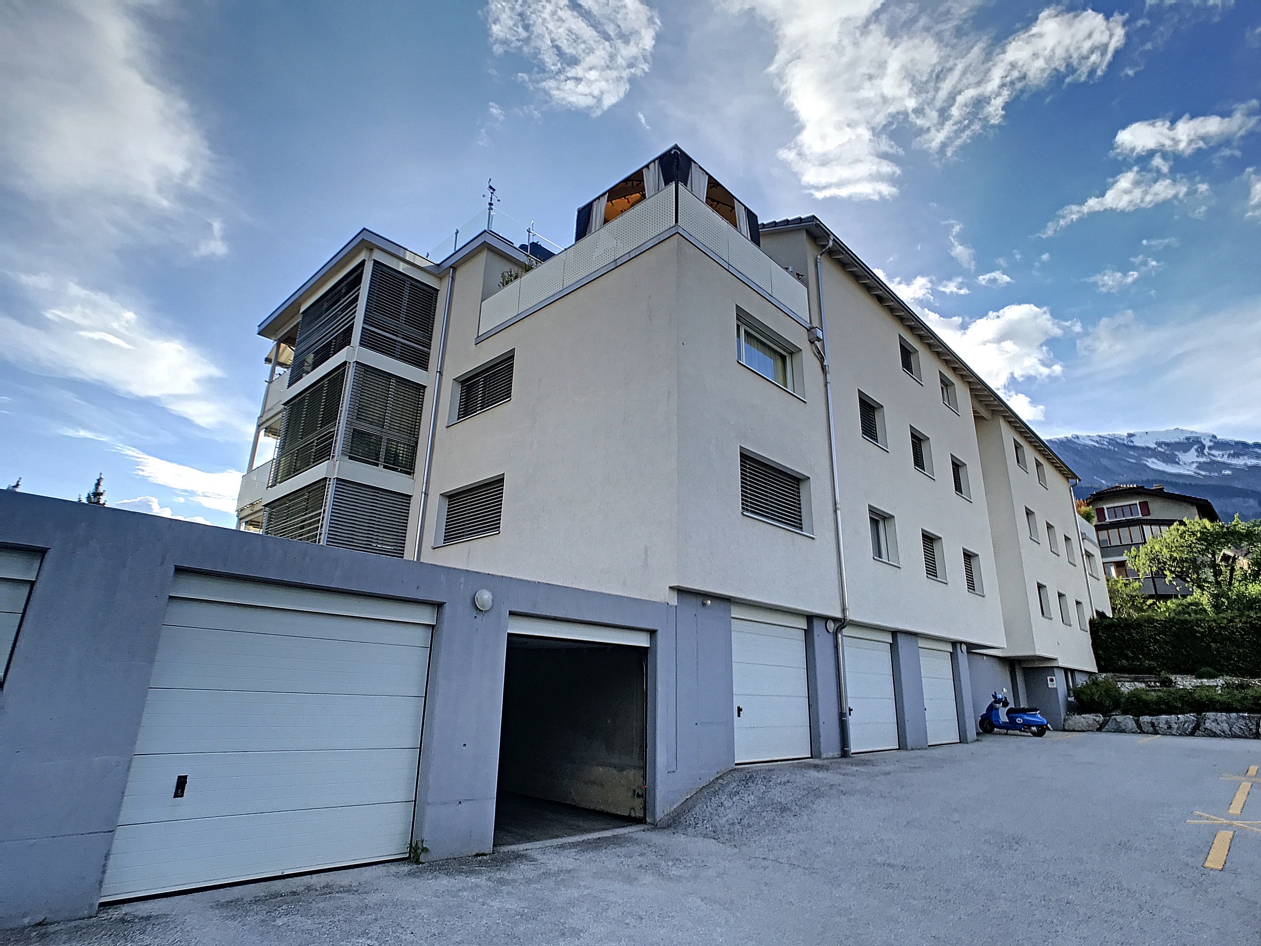 Façade immeuble avec box Façade immeuble avec box