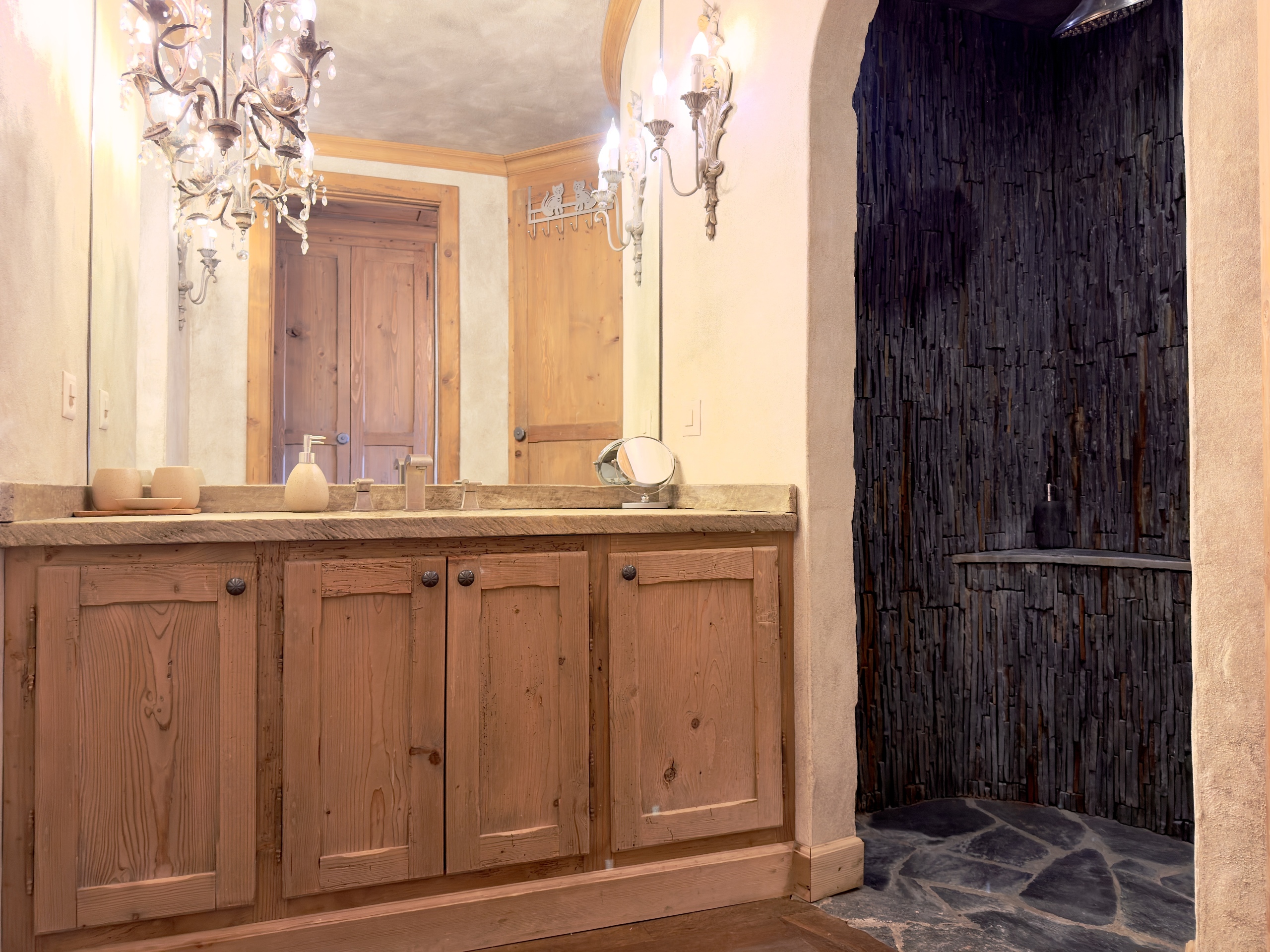 Salle de douches en suite 