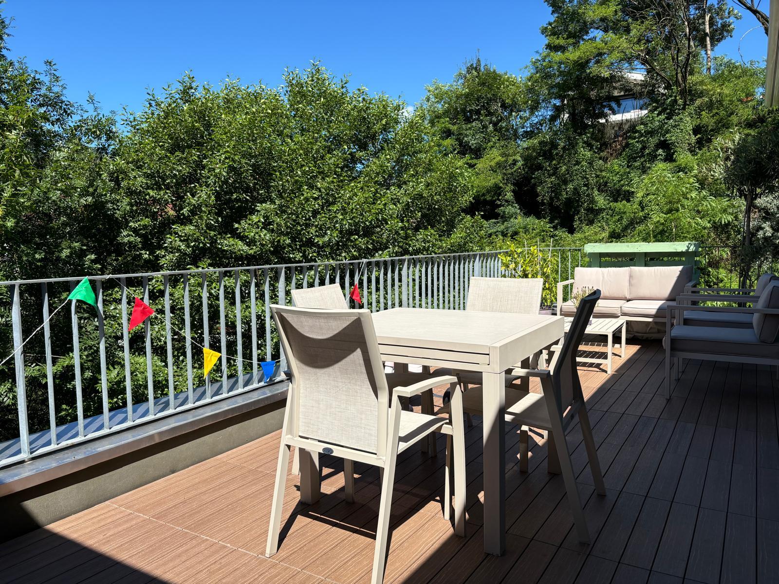 grande terrazza con vista nel verde