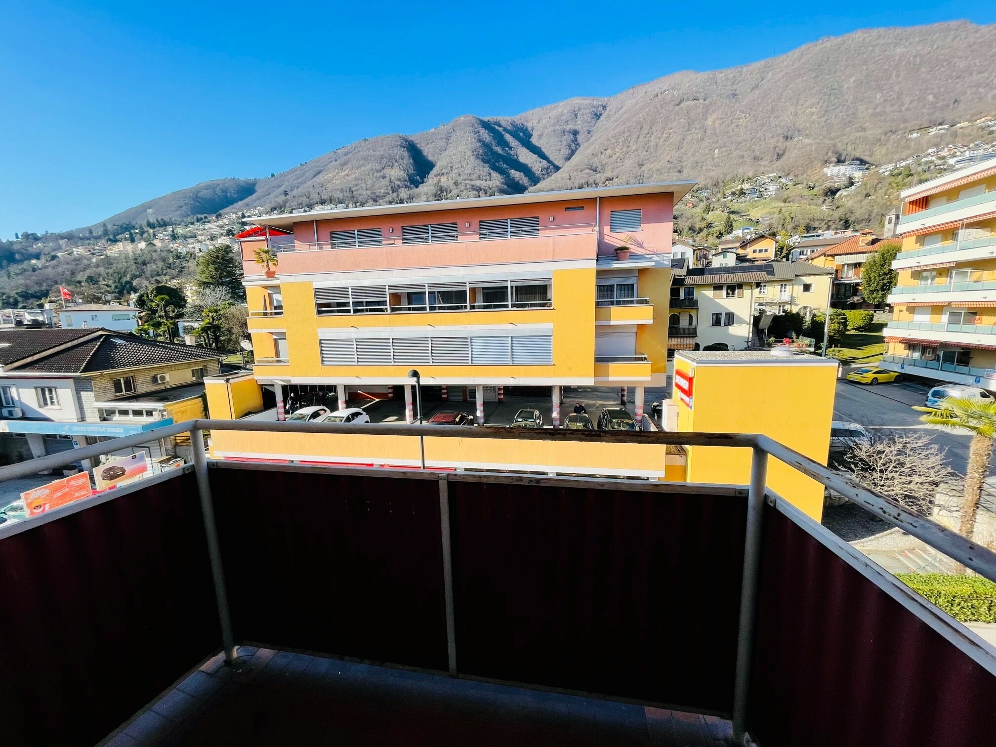 3.OG 4-Zimmer Wohnung Via Gottardo 54 Balkon 3.OG 4-Zimmer Wohnung Via Gottardo 54 Balkon