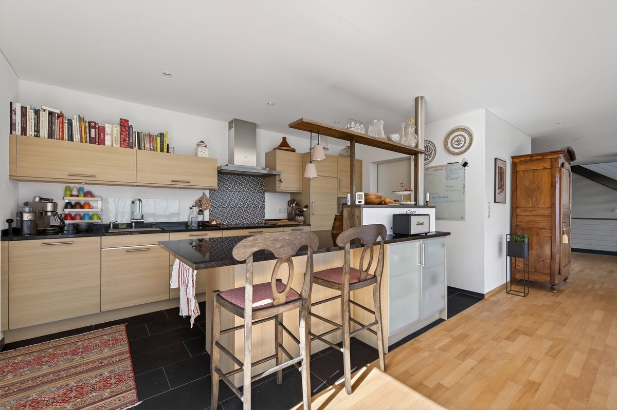 Moderne Küche mit Holzmöbeln und Frühstücksbar