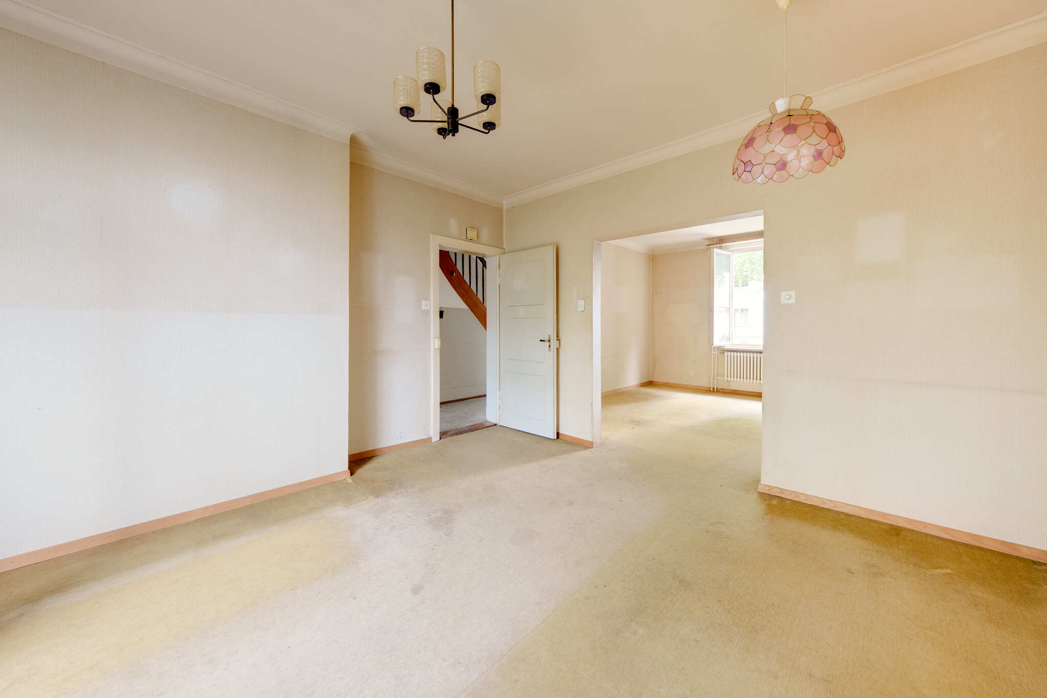 Blick vom Essbereich in den Wohnbereich und in den Gang