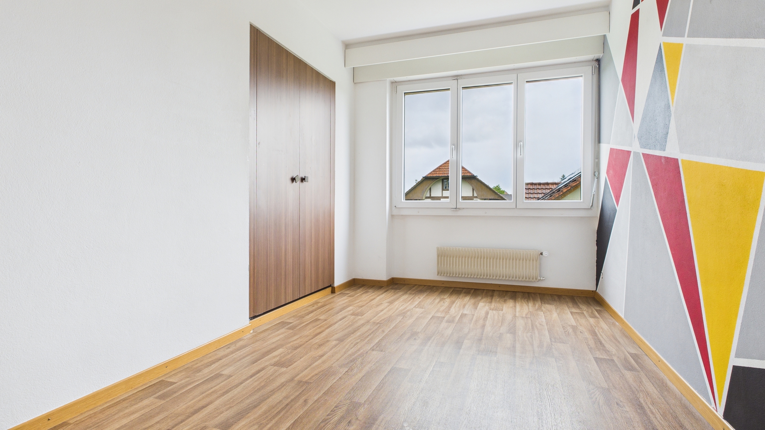 Zimmer mit Wandschrank 