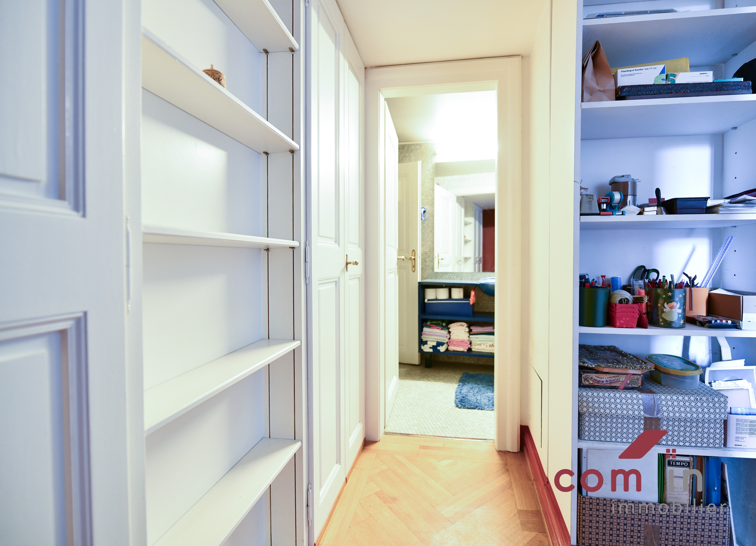 chambrette avec accès à la deuxième salle de bain