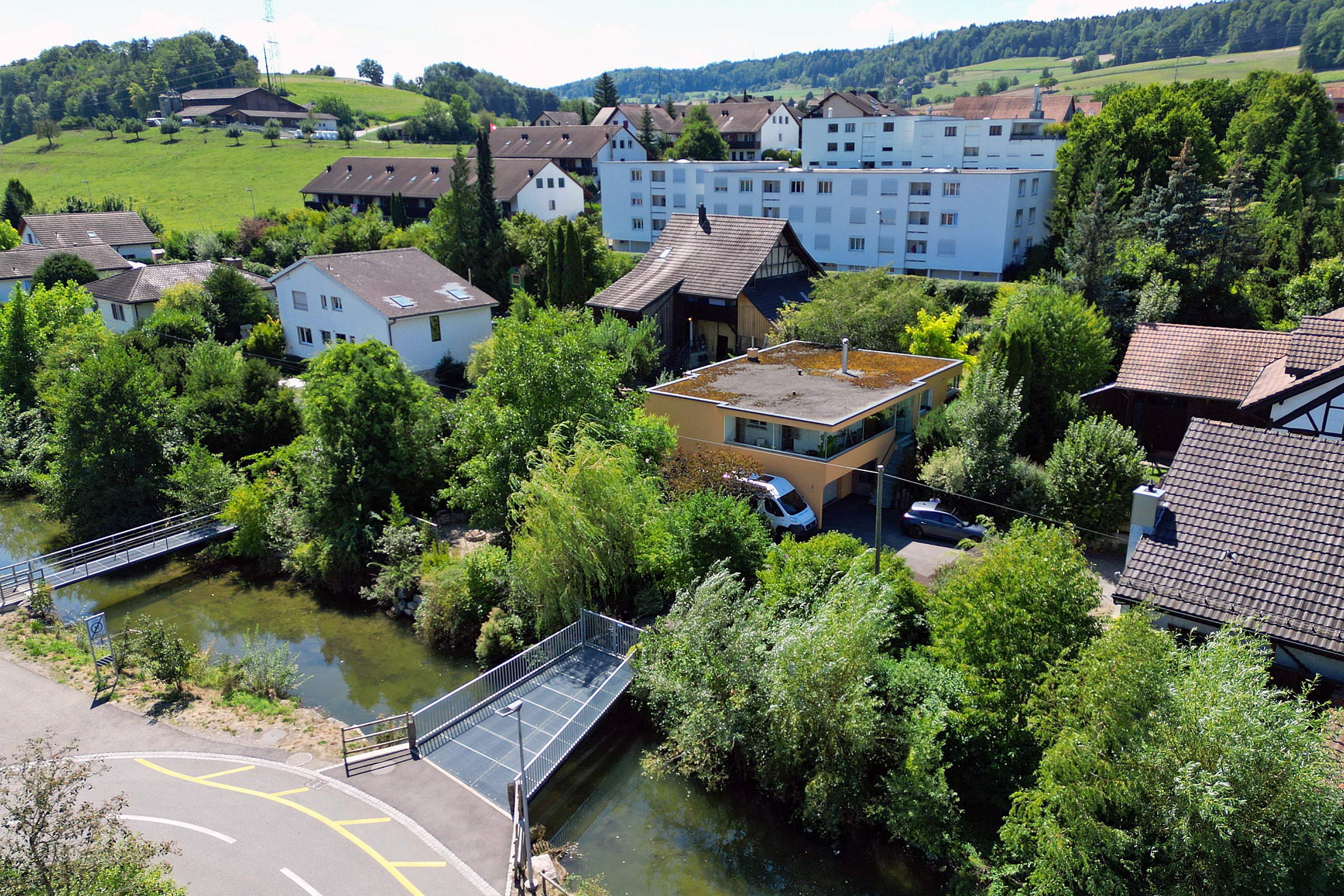 ... direkt am Surb-Ufer gelegen!