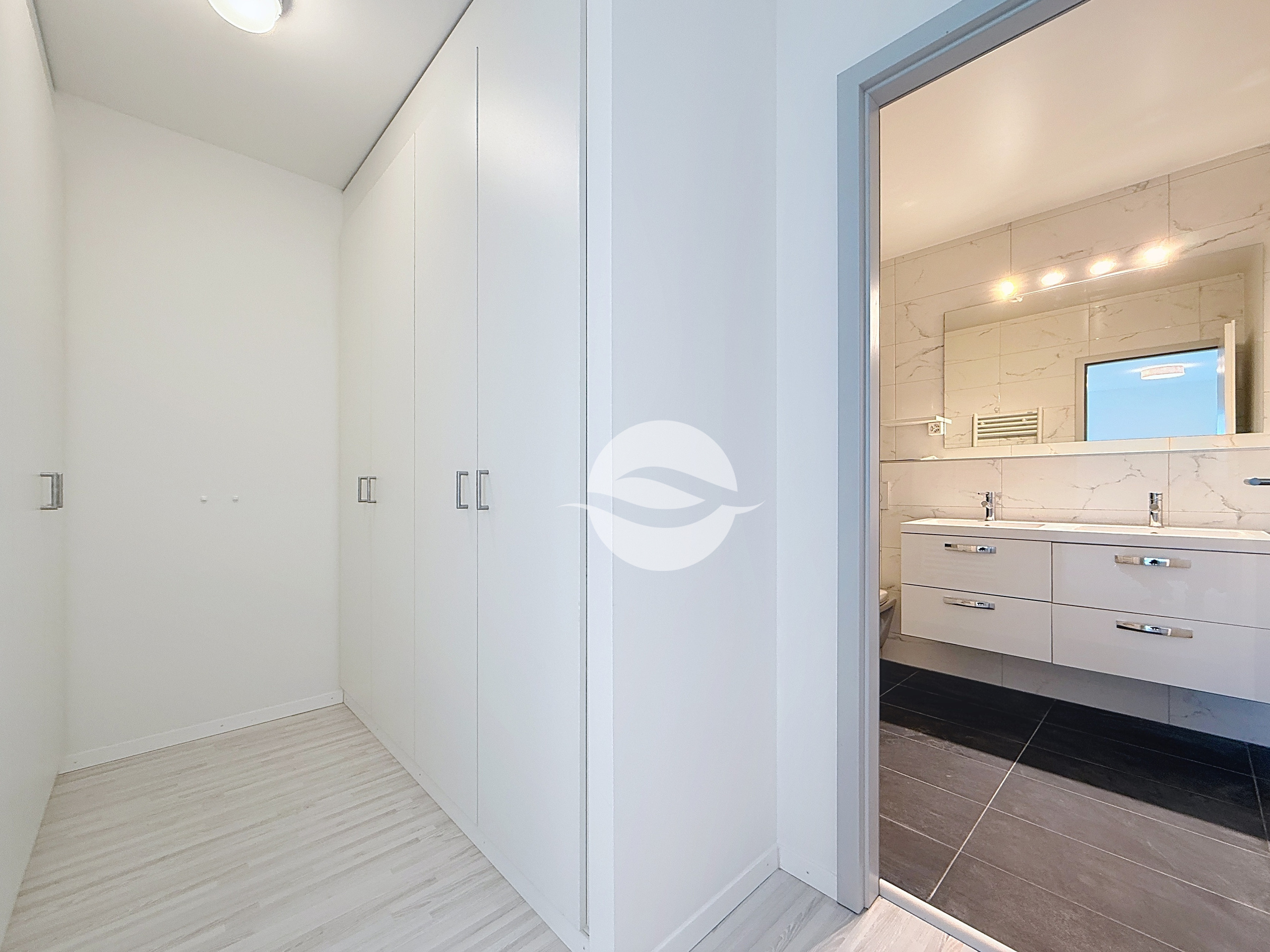 1er : Dressing et salle de bains privée