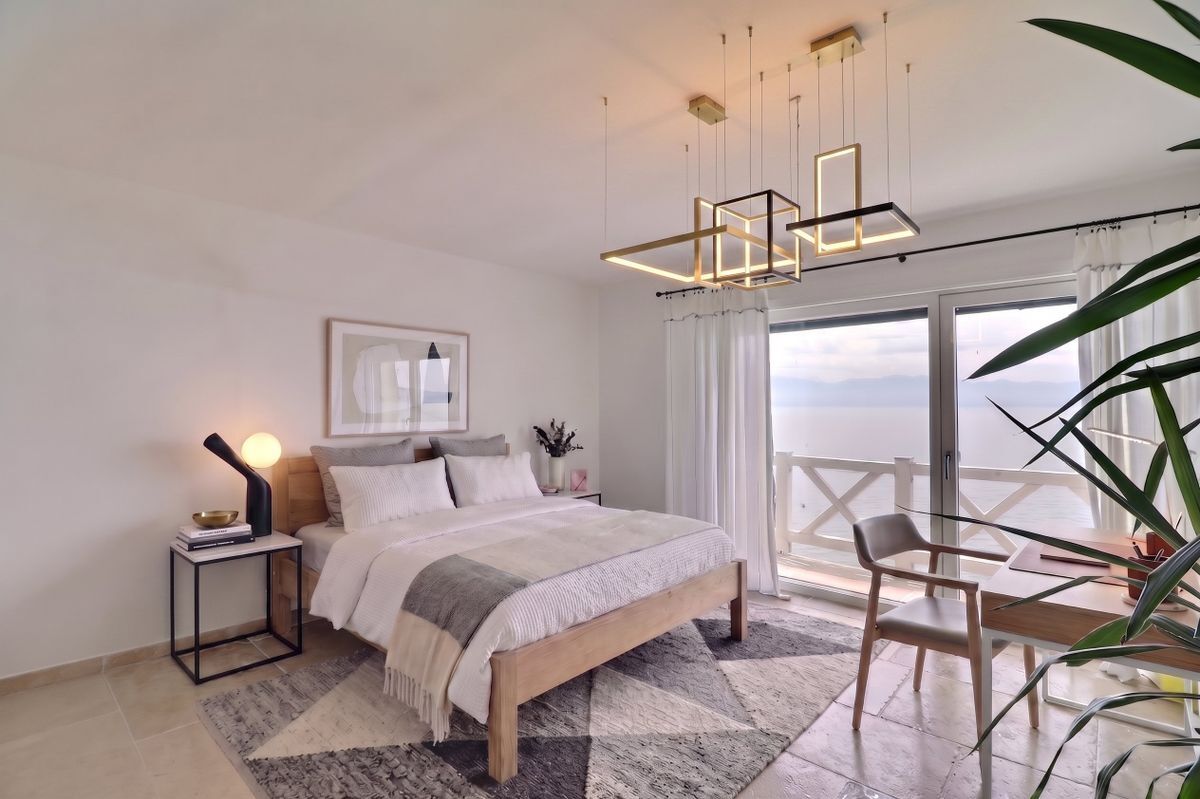 Chambre avec accès à un balcon offrant une vue imprenable sur le lac. Mobilier généré par intelligence artificielle. Chambre avec accès à un balcon offrant une vue imprenable sur le lac. Mobilier généré par intelligence artificielle.