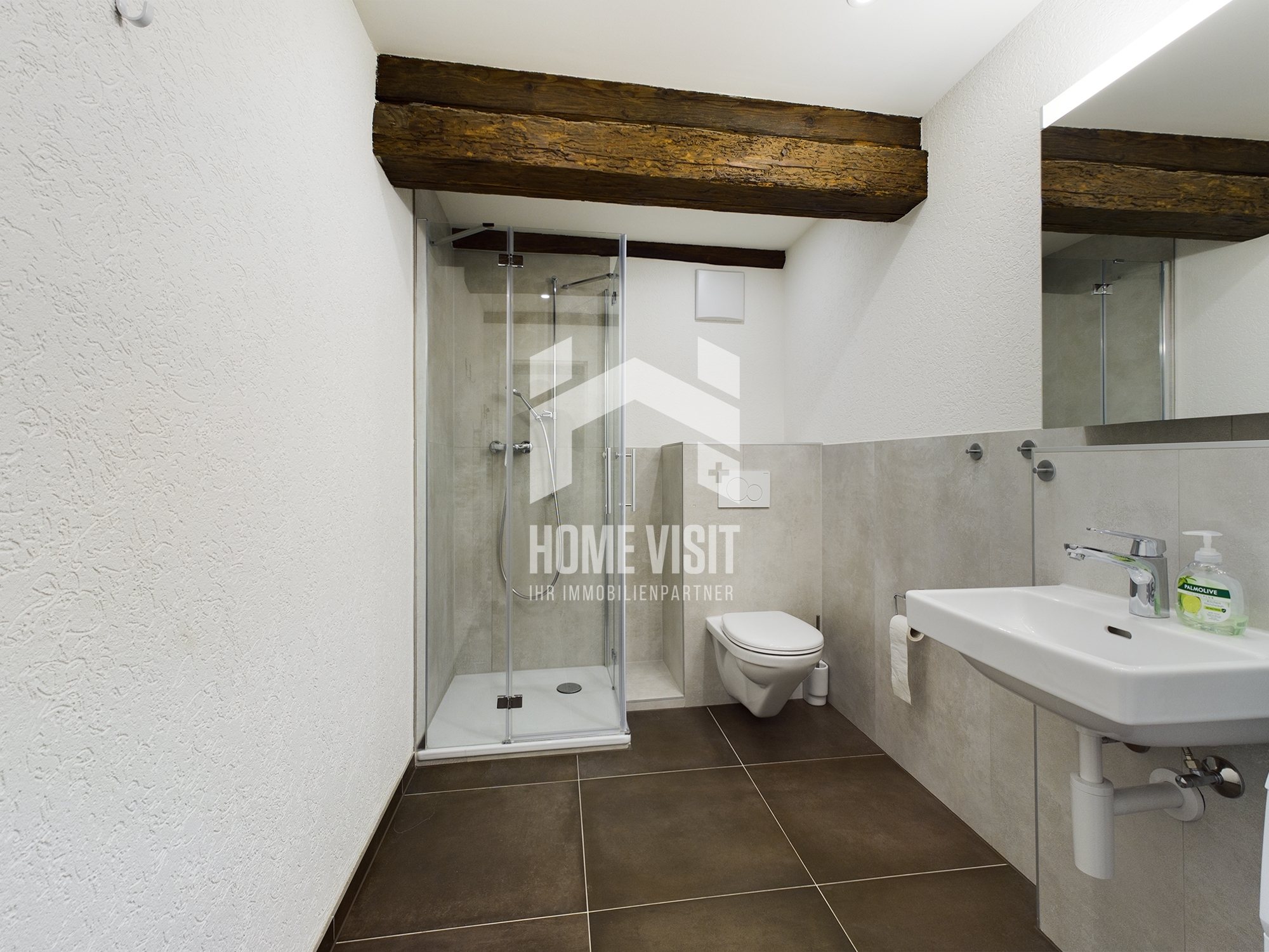 Badezimmer mit Dusche