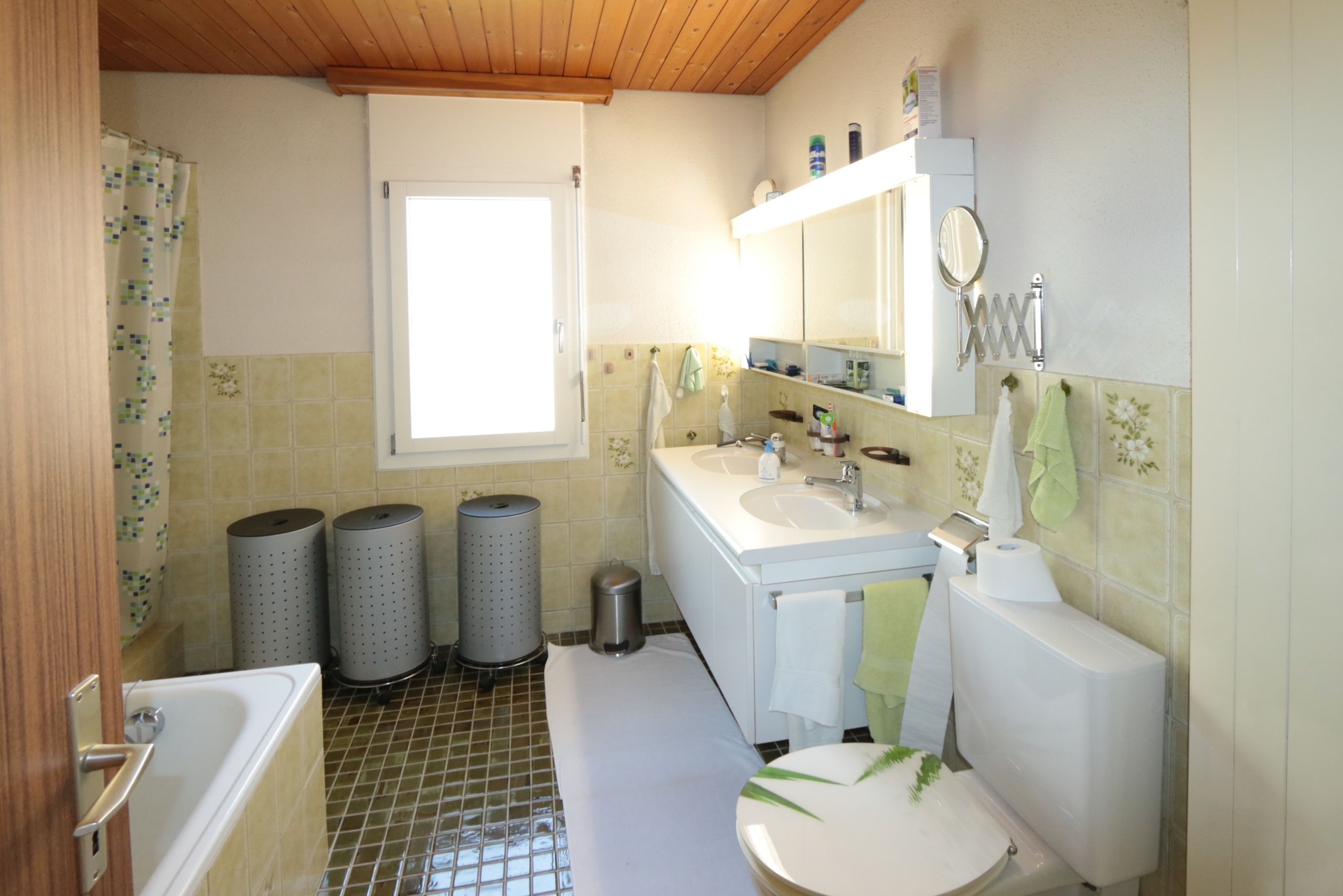 Bad mit Badewanne und Dusche Bad mit Badewanne und Dusche