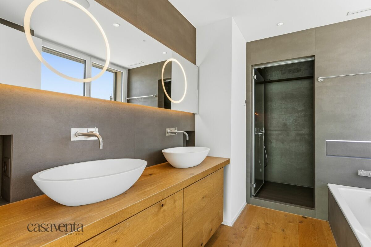 En-suite-Bad mit Regendusche und Dampf-Funktion En-suite-Bad mit Regendusche und Dampf-Funktion