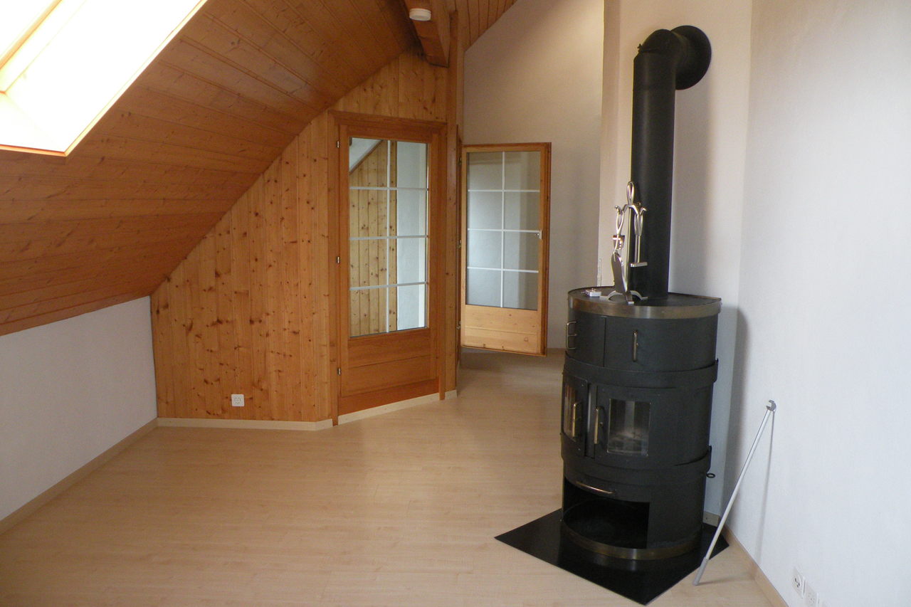 Wohnzimmer mit gemütlichem Ofen