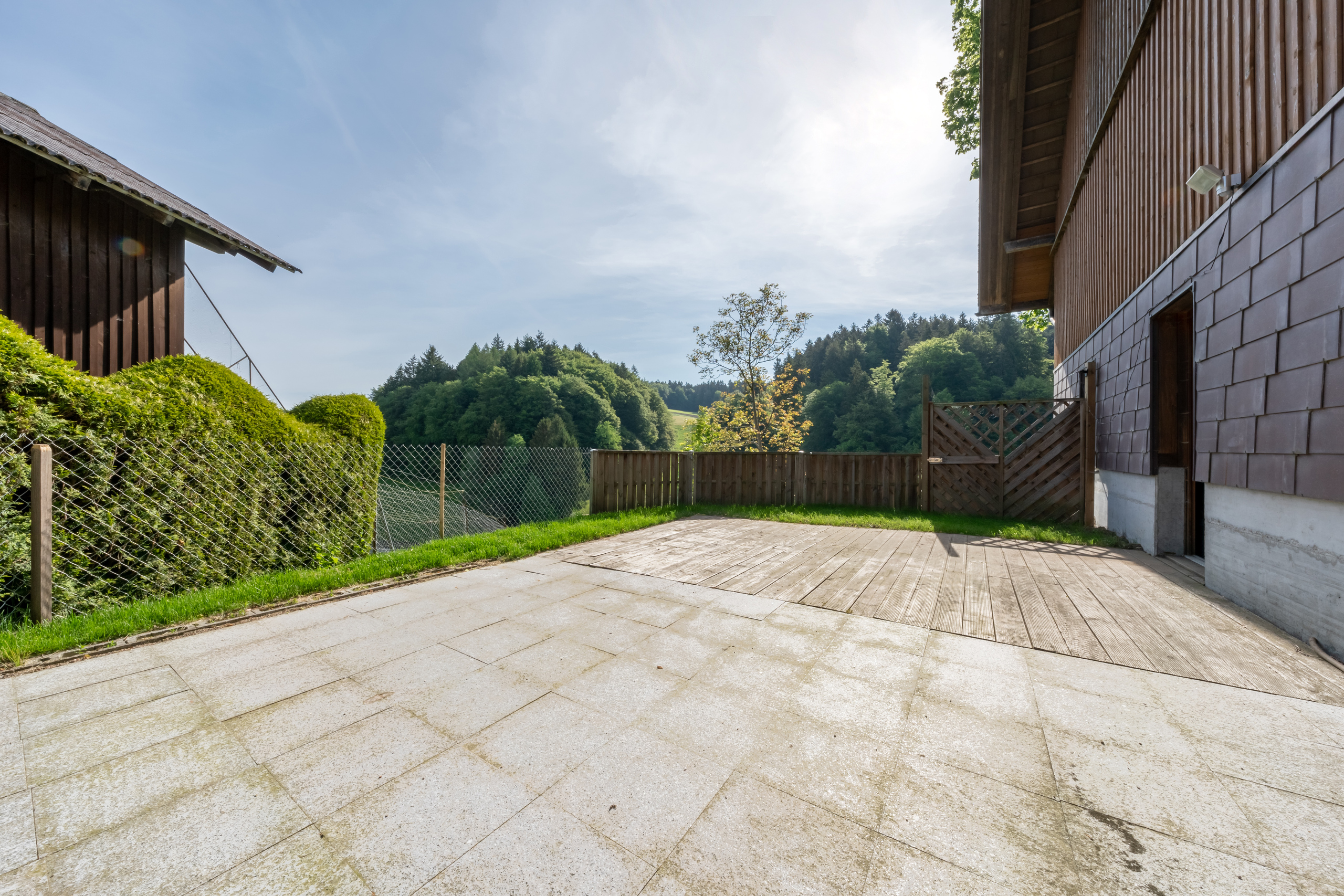 Gartensitzplatz der Obergeschosswohnung Gartensitzplatz der Obergeschosswohnung