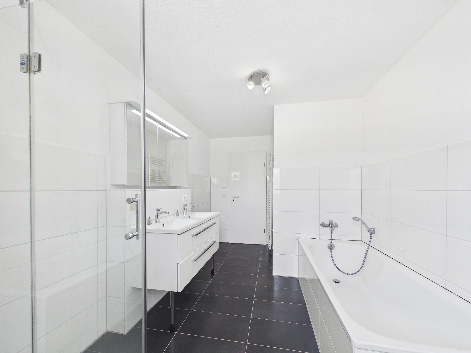 Badezimmer mit Dusche und Badewanne OG