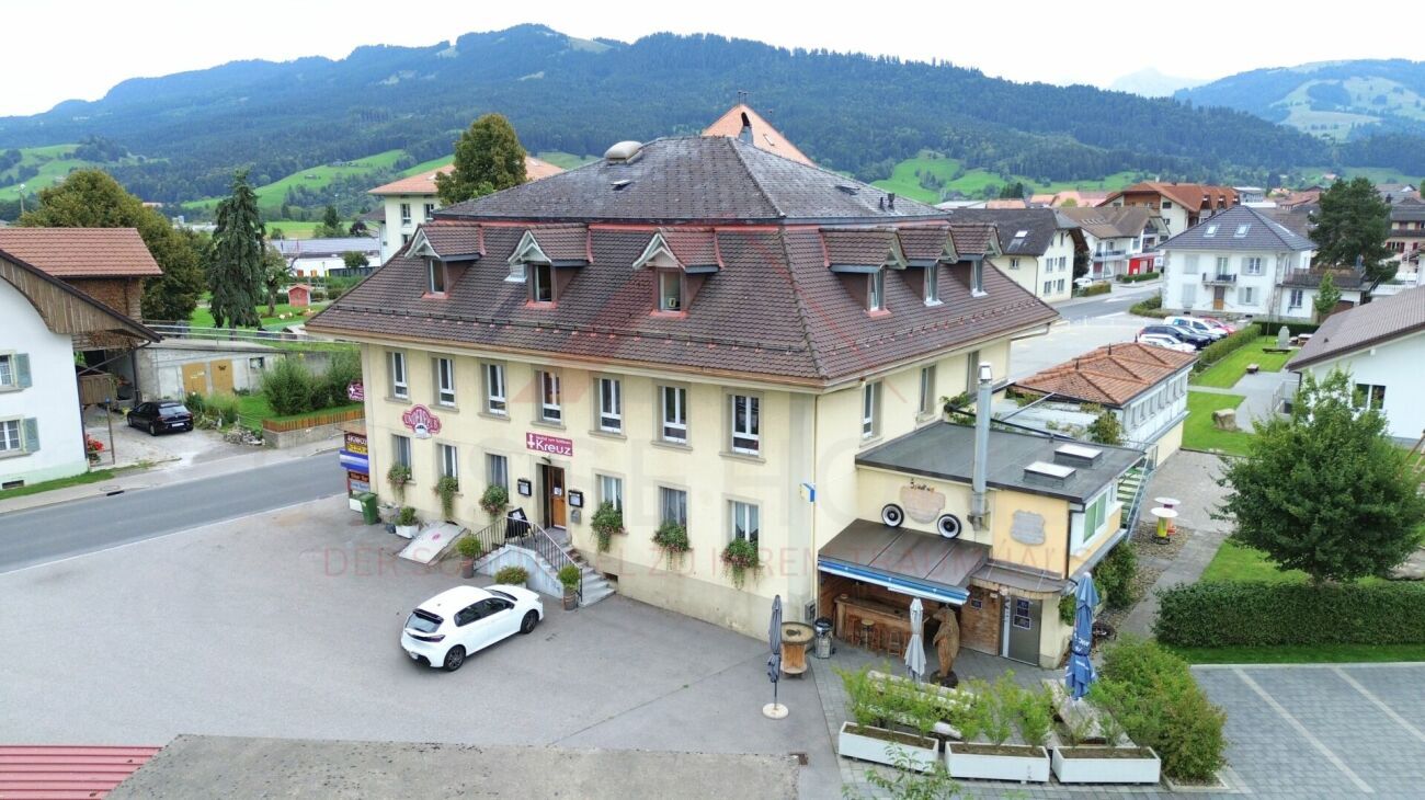 Fassadenansicht (Front, Rückseite, Seite) ? Vue de la façade (avant, arrière, côté)