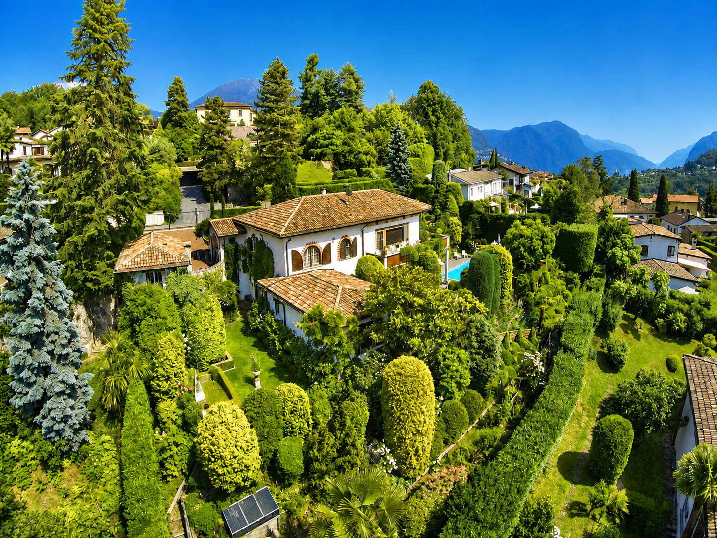 Splendida villa con magnifico giardino in esclusiva zona residenziale a Comano
