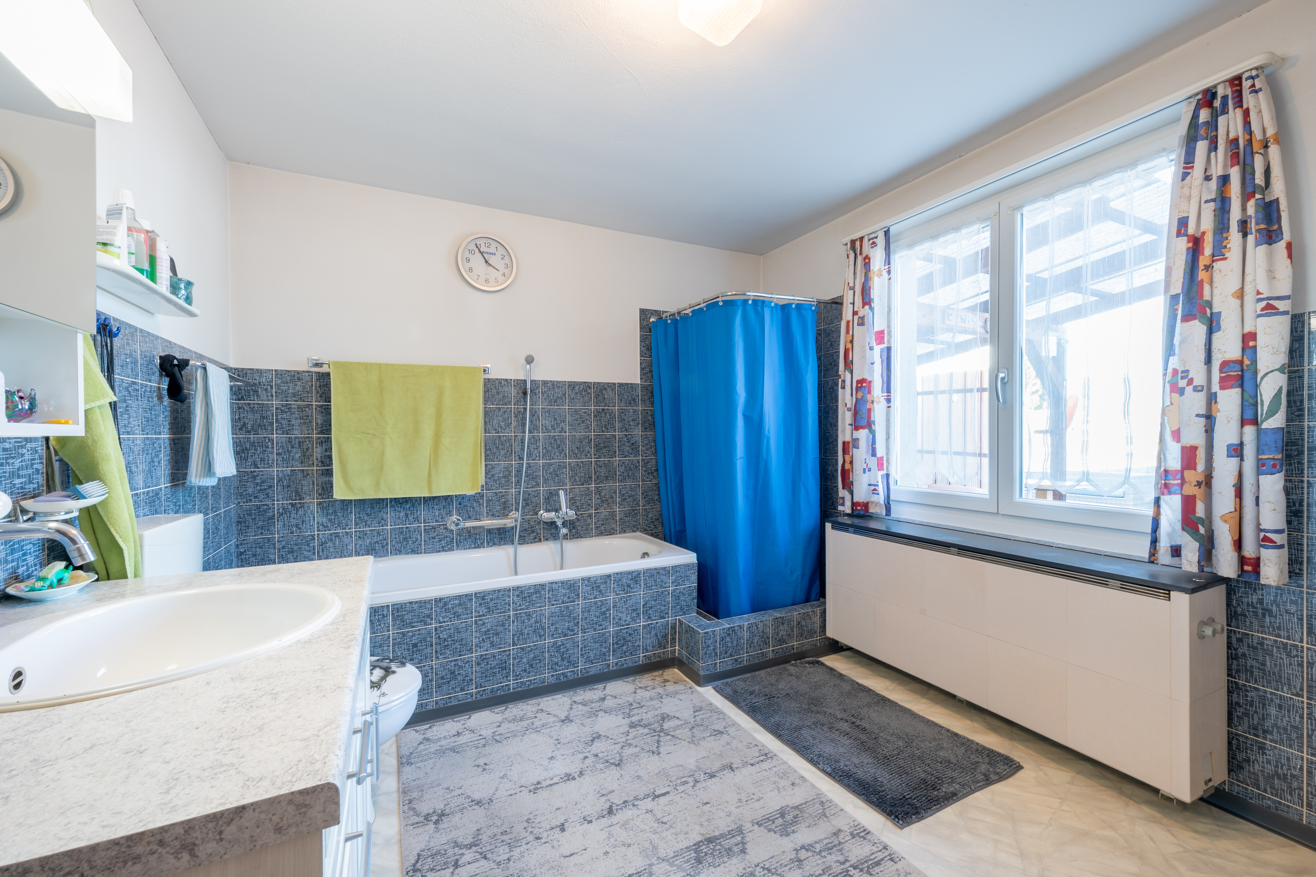 Badezimmer mit Badewanne und Dusche Badezimmer mit Badewanne und Dusche