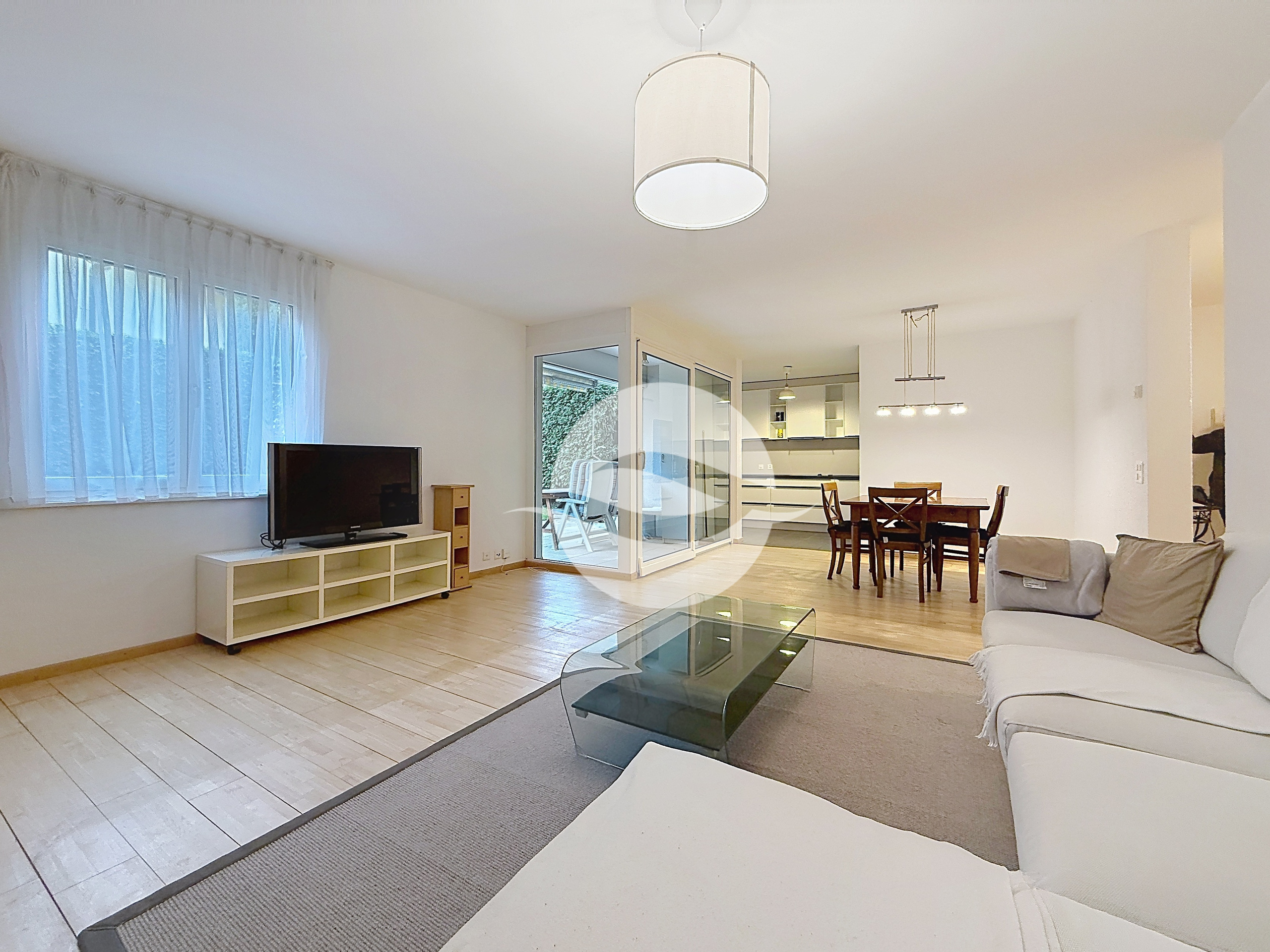 Pièce de vie avec accès à la terrasse et au jardin