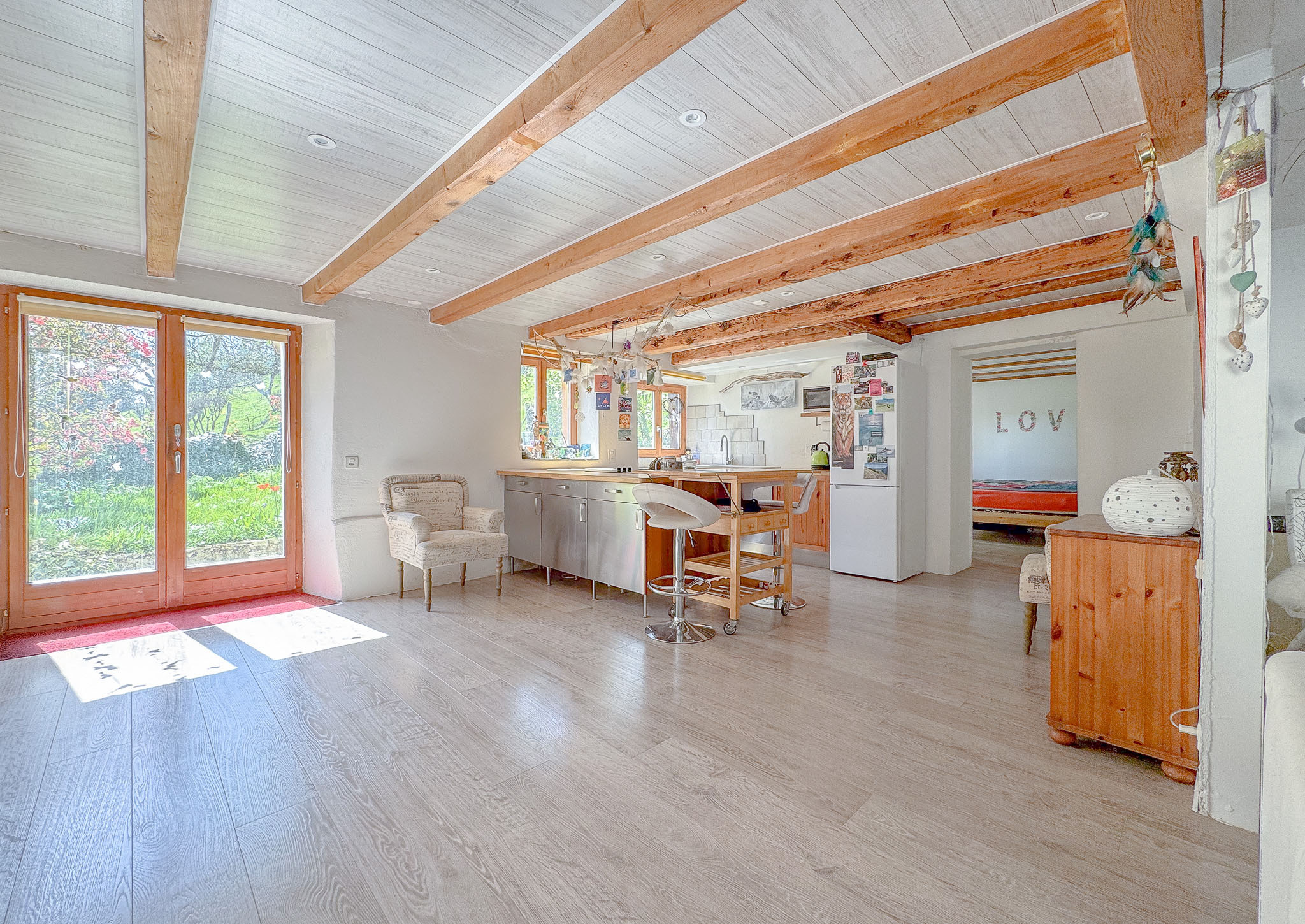 Rez-de-chaussée - pièce à vivre avec accès au jardin