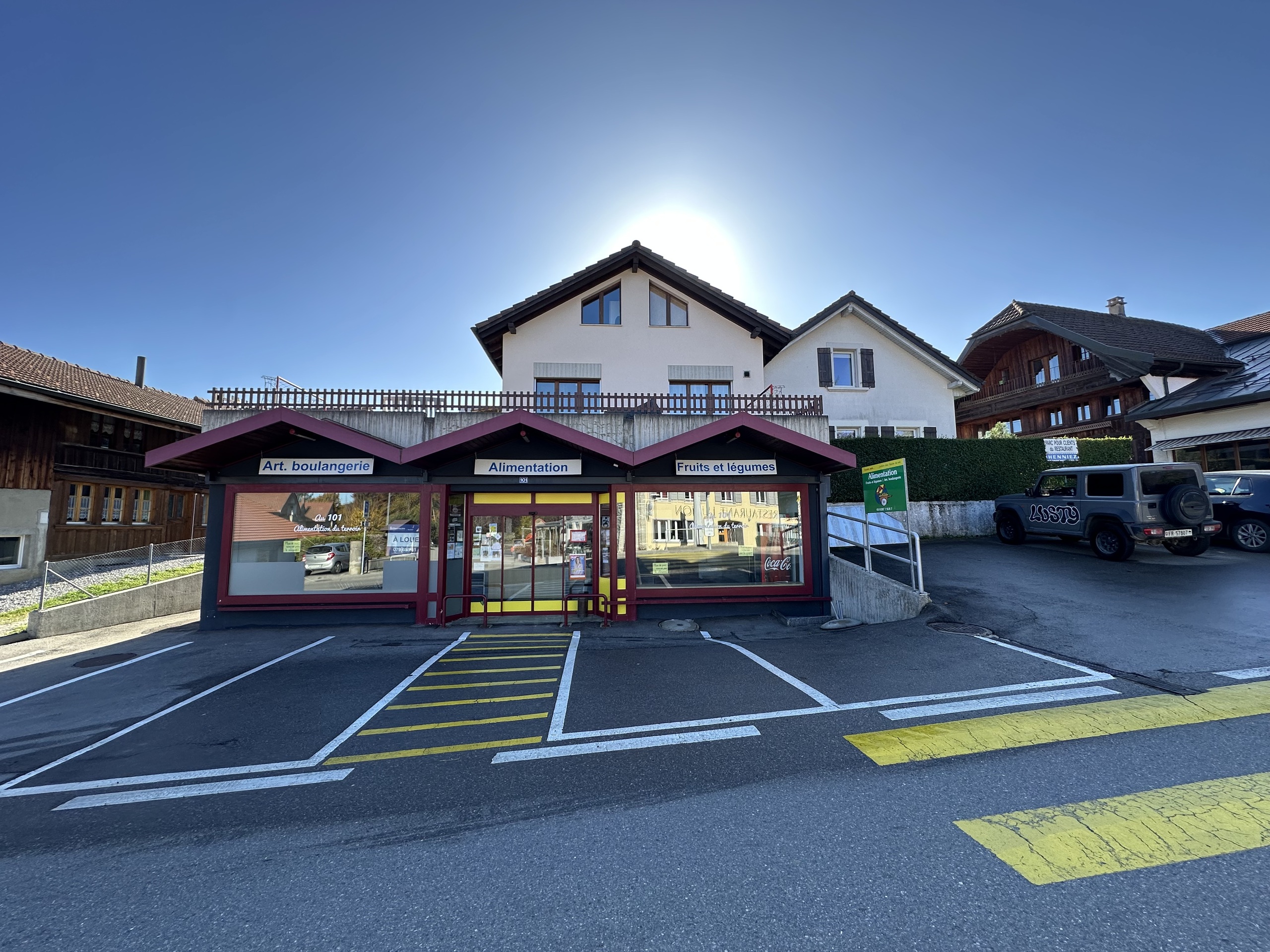 Vitrines côté route Principale