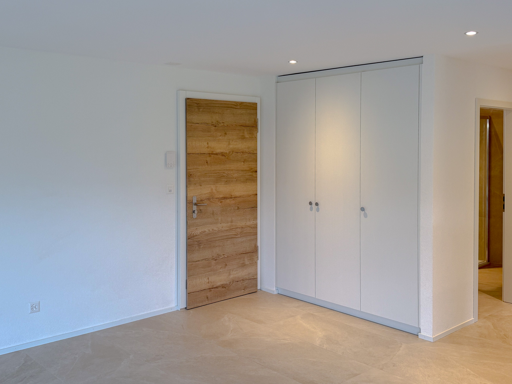 Hall d'entrée avec armoires murales