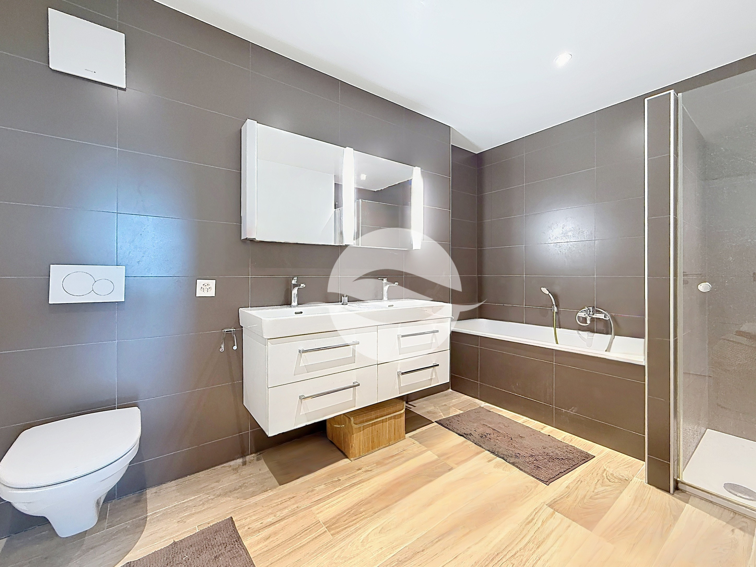 Rez inférieur : Chambre parentale avec dressing et salle d'eau privée