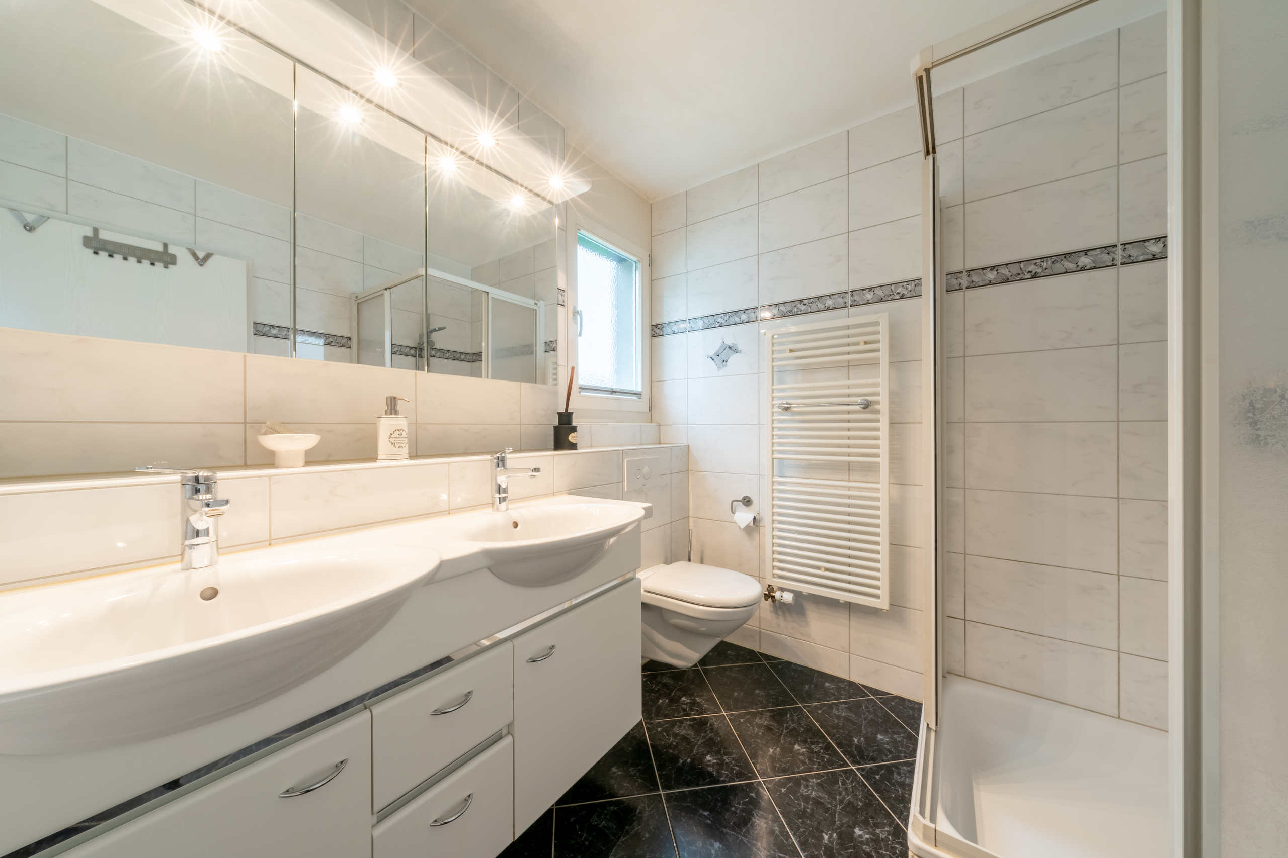 Nasszelle mit Dusche/Badewanne und WC Nasszelle mit Dusche/Badewanne und WC