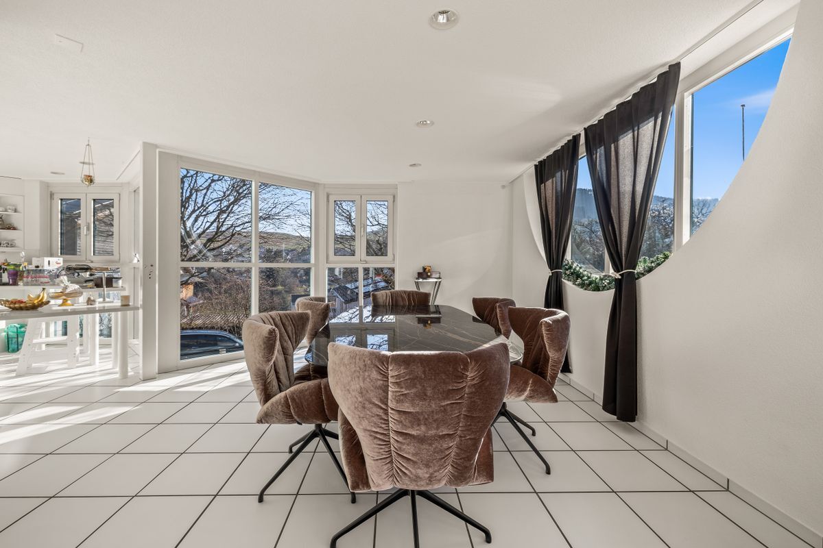 Der elegante Essbereich bietet ausreichend Platz für Familie und Gäste und verbindet modernes Wohngefühl mit einer warmen, einladenden Atmosphäre Der elegante Essbereich bietet ausreichend Platz für Familie und Gäste und verbindet modernes Wohngefühl mit einer warmen, einladenden Atmosphäre