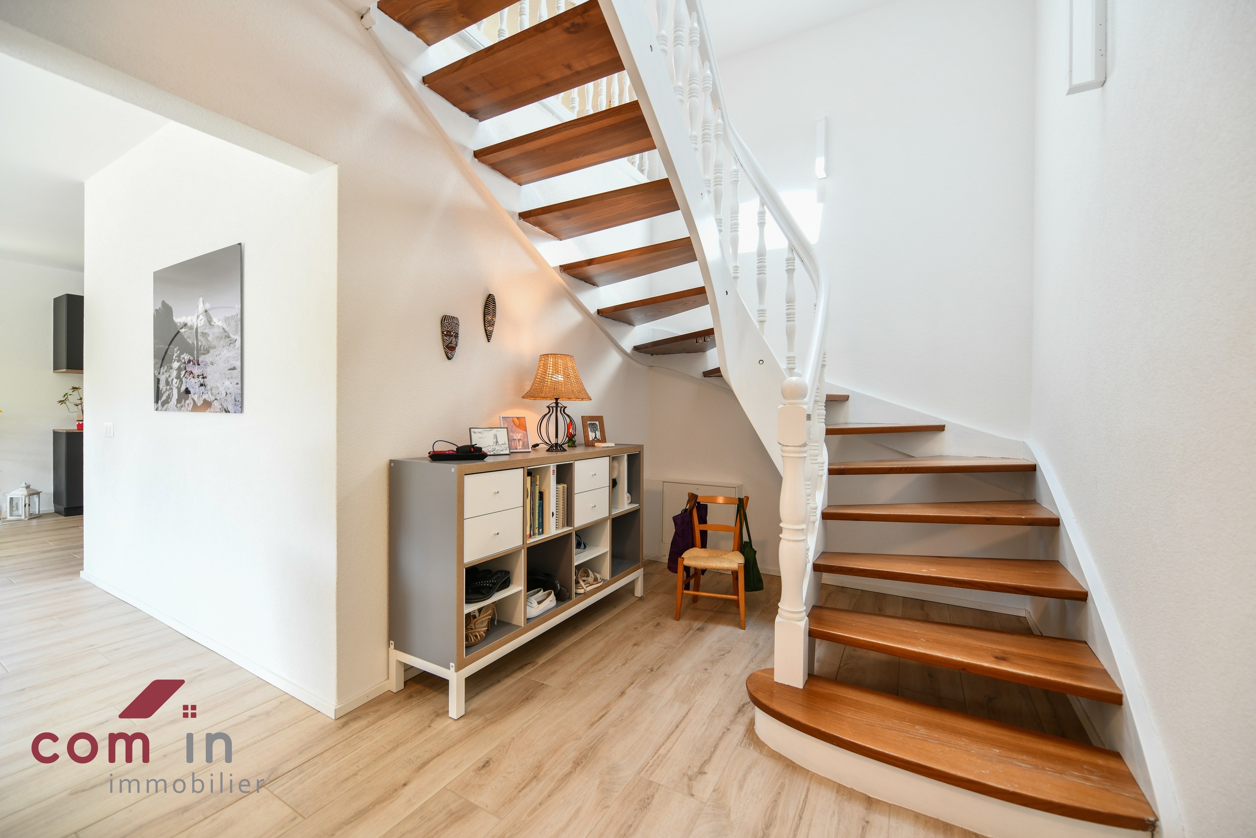 escalier en bois de 1981 conservé reliant le rez-jardin à l'étage (combles)
