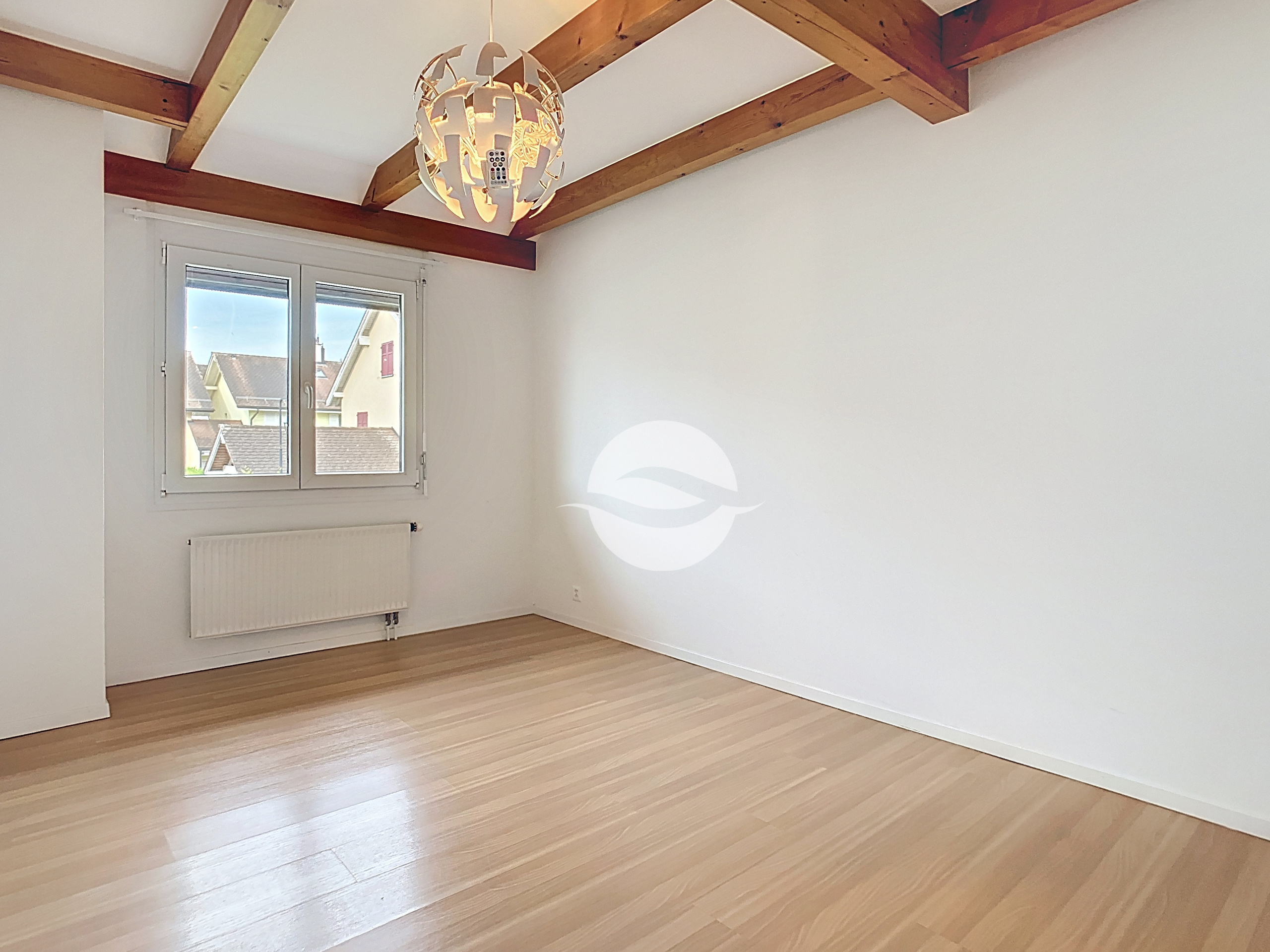 1er : Chambre avec armoires 