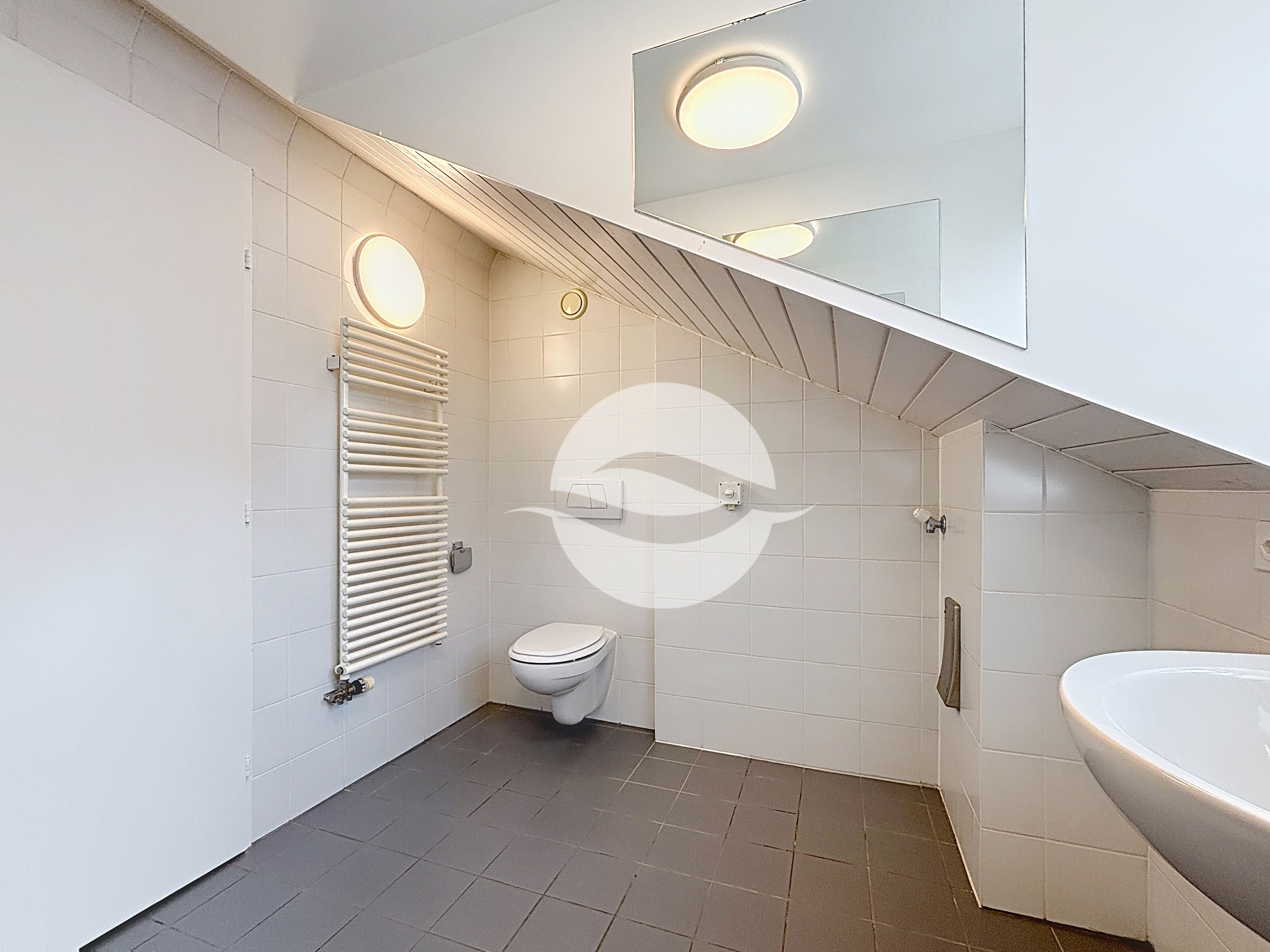 Salle de bains lumineuse avec toilettes