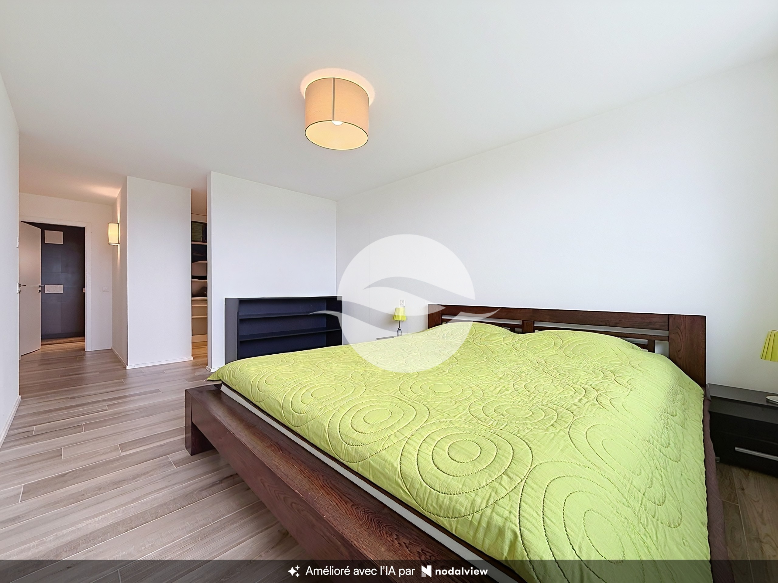 Rez inférieur : Chambre parentale avec dressing et salle d'eau privée