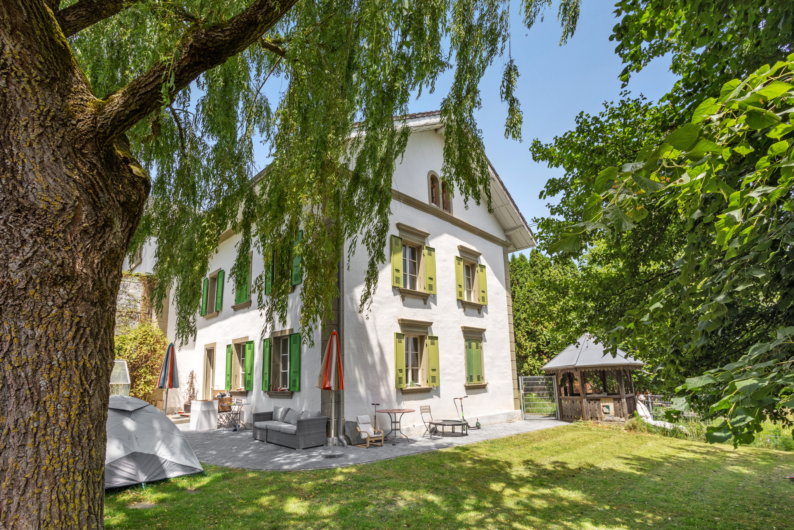 Terrasse et jardin arborisé Terrasse et jardin arborisé