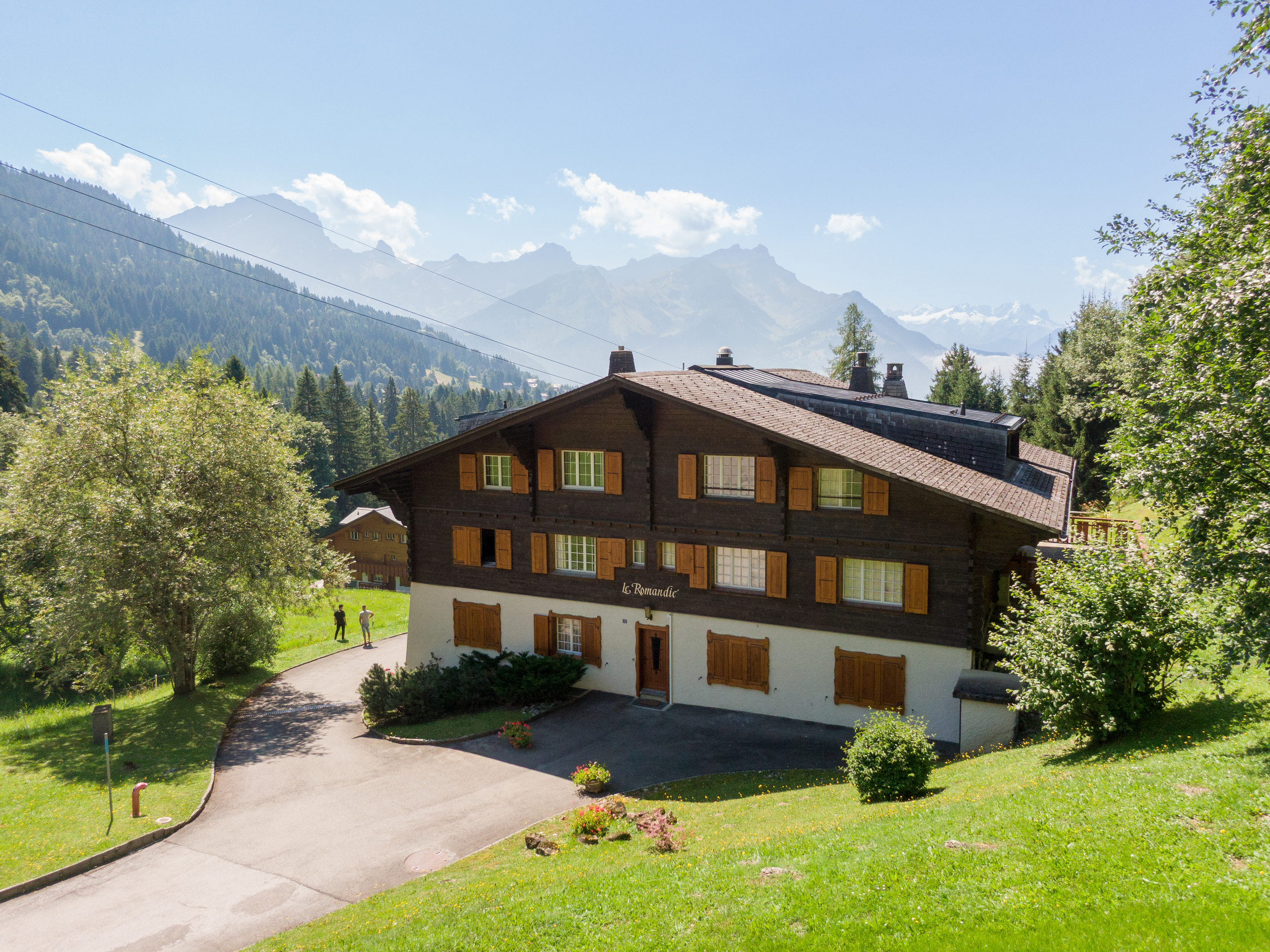 une grande maison dans les montagnes une grande maison dans les montagnes