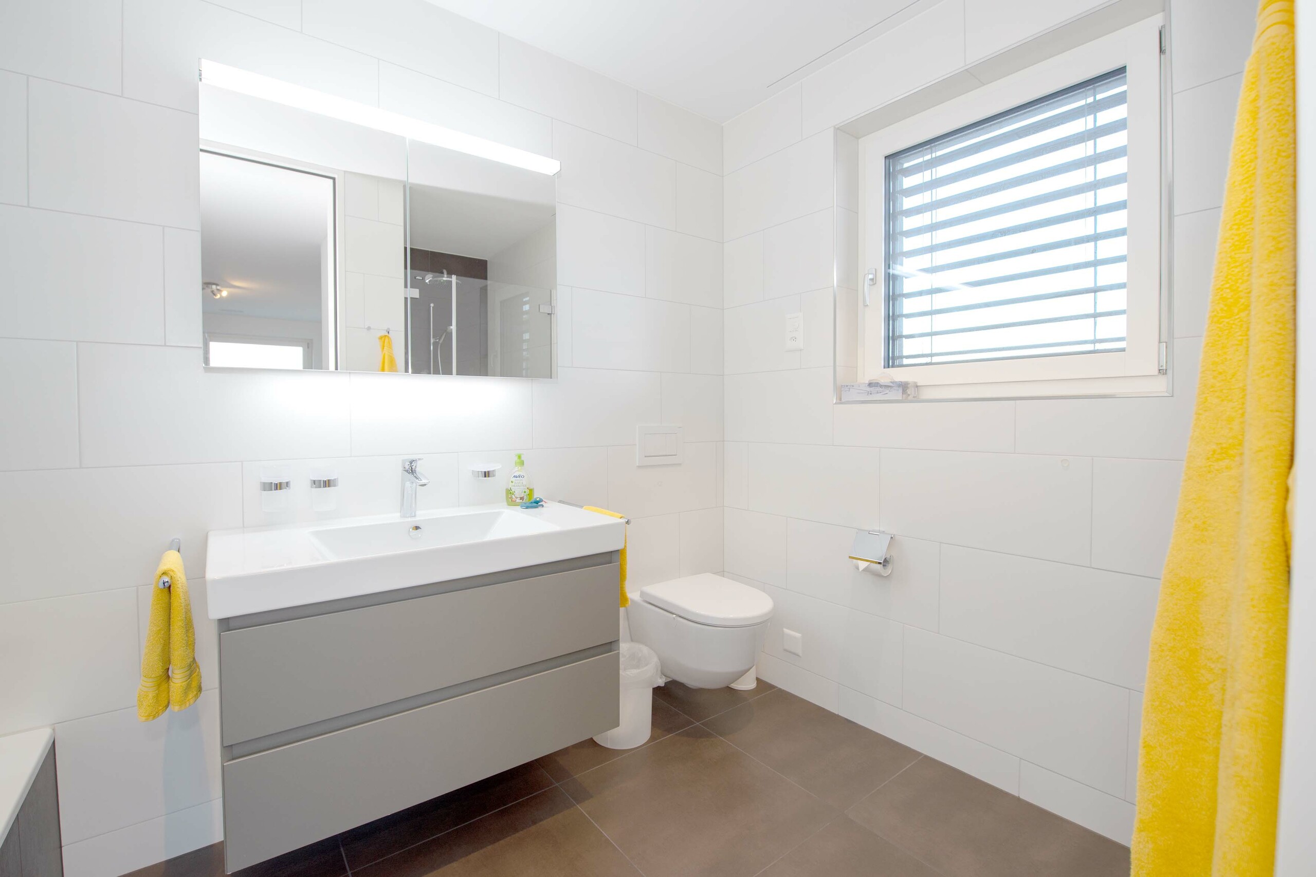 Bad mit Badewanne und Dusche