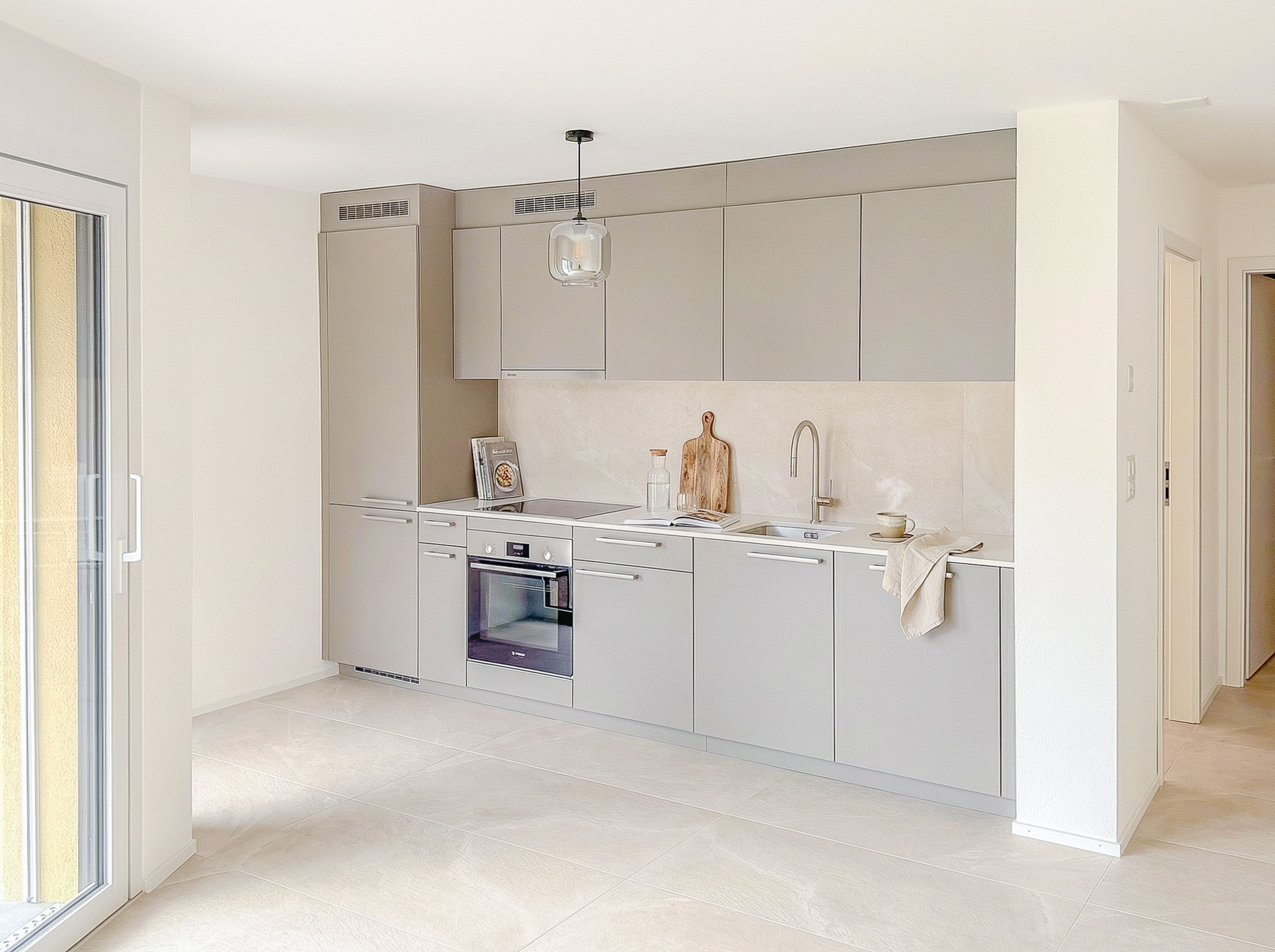 Espace salon/séjour avec portes-fenêtres donnant accès à la terrasse et au jardin privatif (image de synthèse)