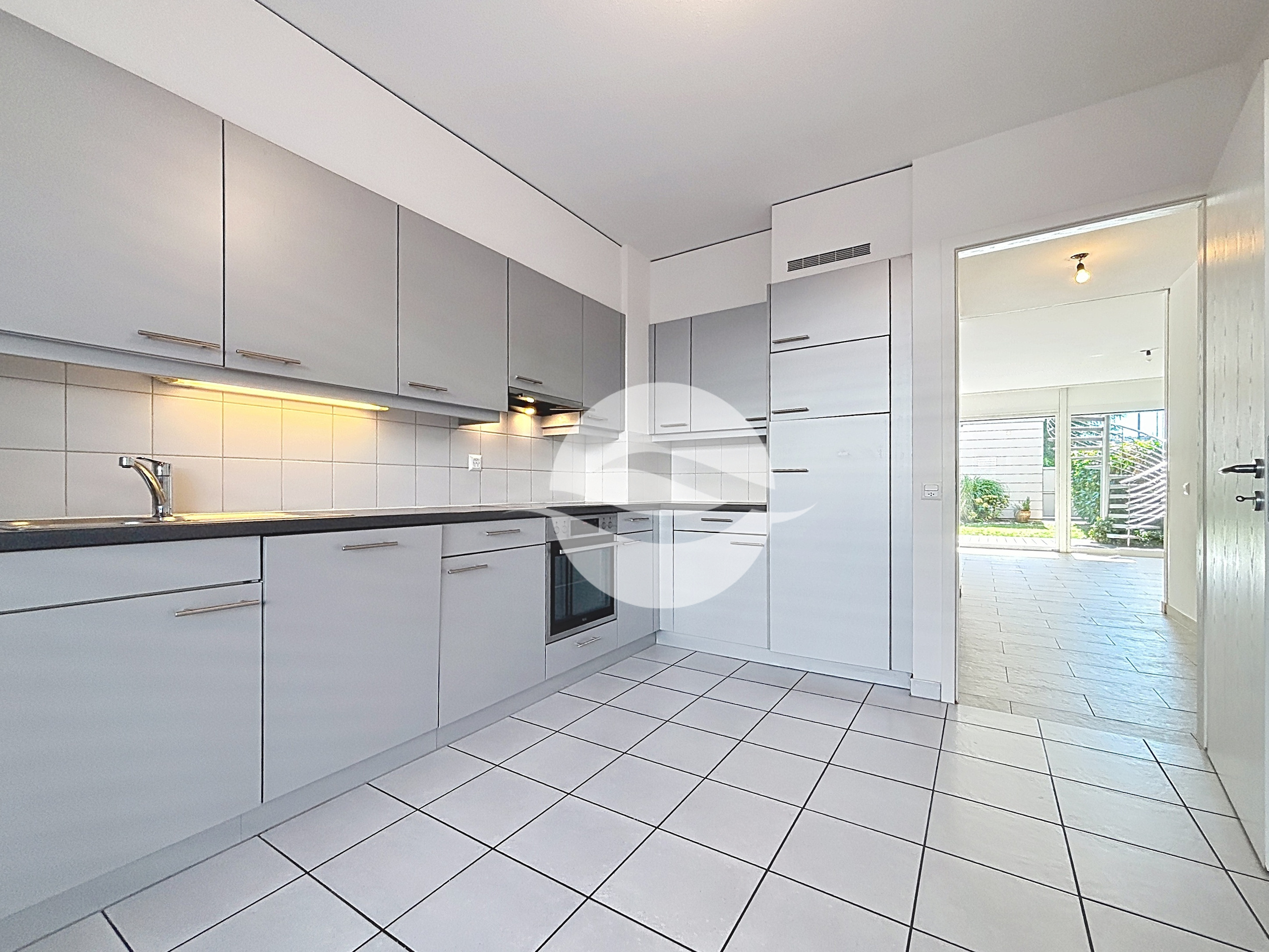 Cuisine fermée équipée et habitable avec accès petite terrasse Cuisine fermée équipée et habitable avec accès petite terrasse