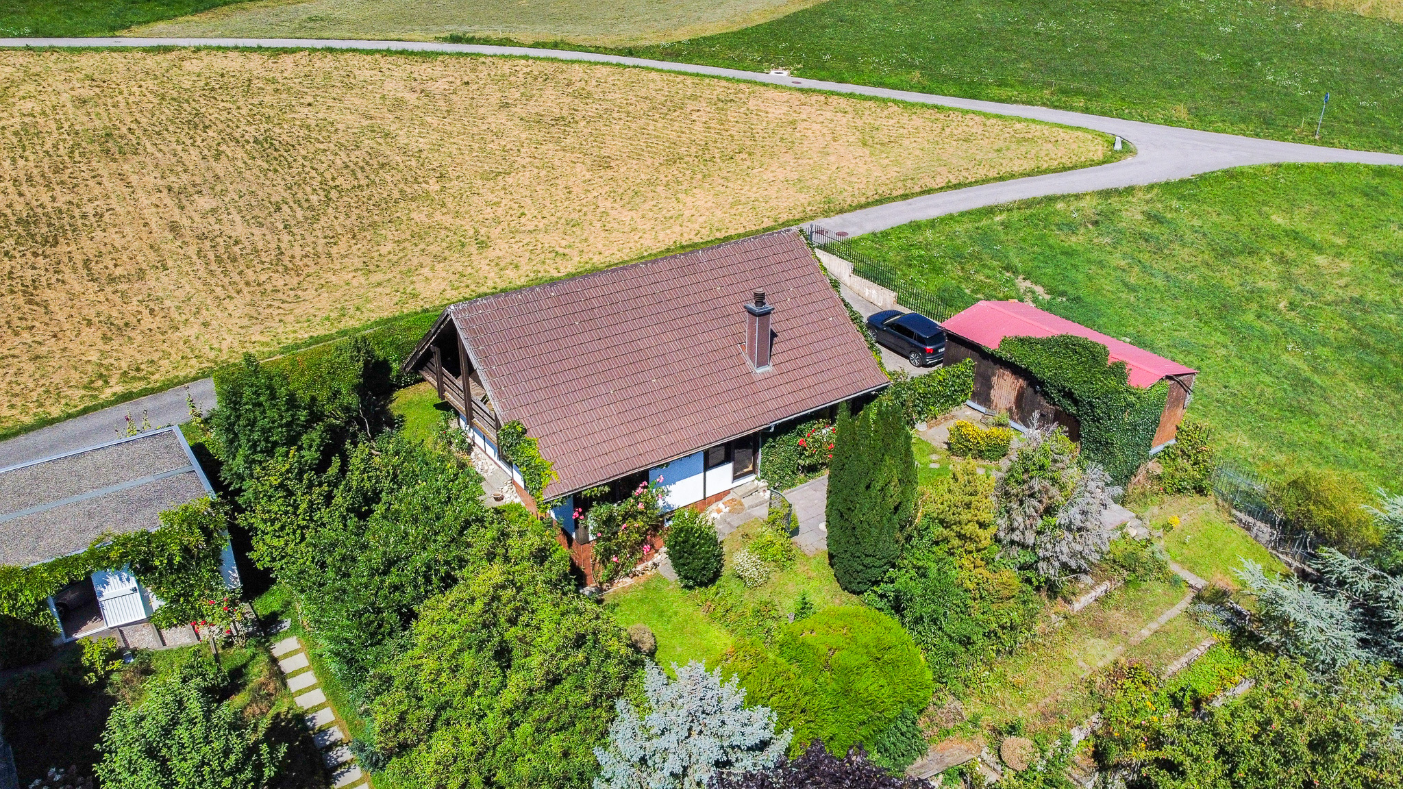 Vue aérienne sur la maison et le jardin