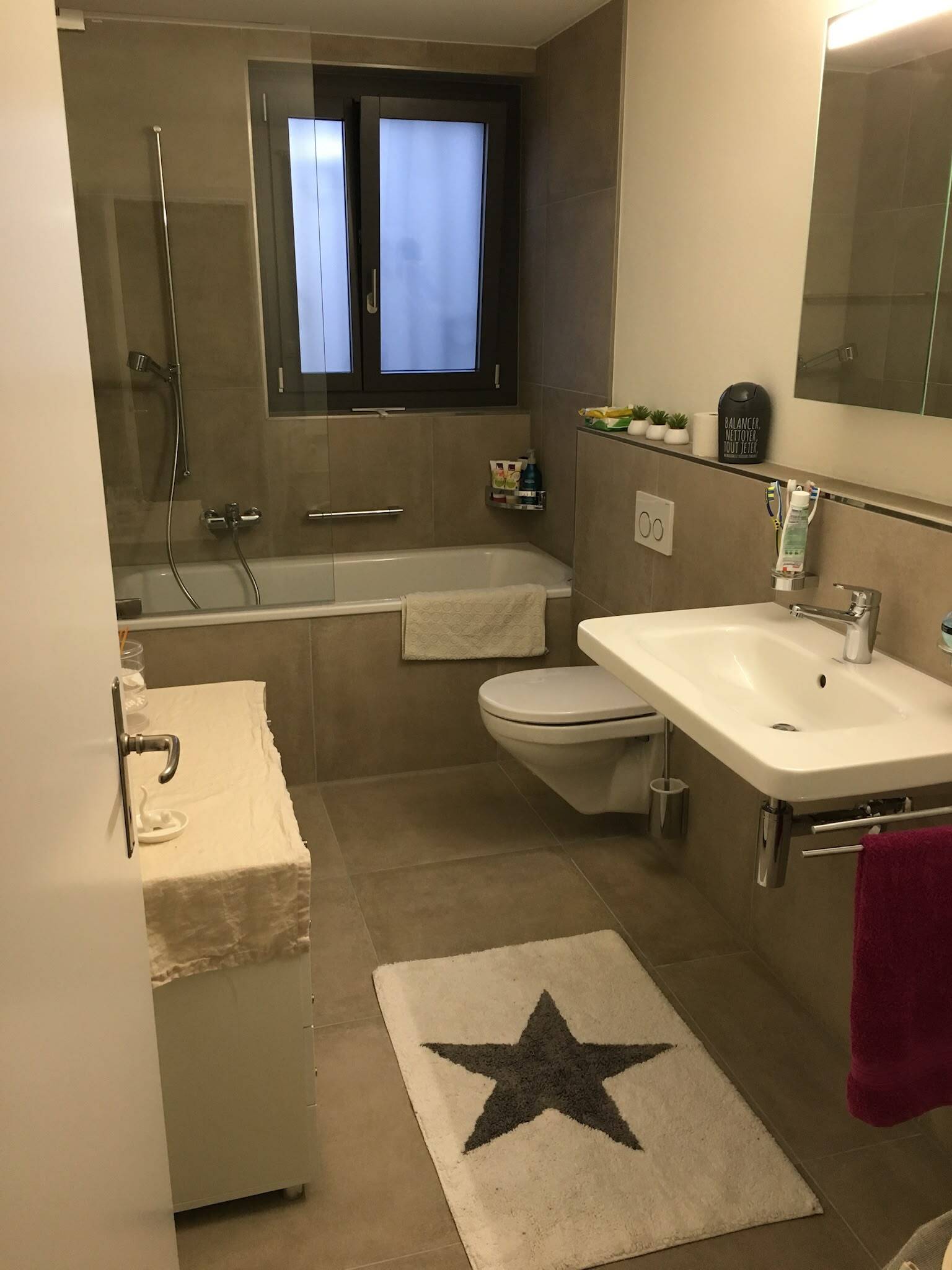 Bad/WC/Waschtisch Obergeschoss ca. 6 m2. Bad/WC/Waschtisch Obergeschoss ca. 6 m2.