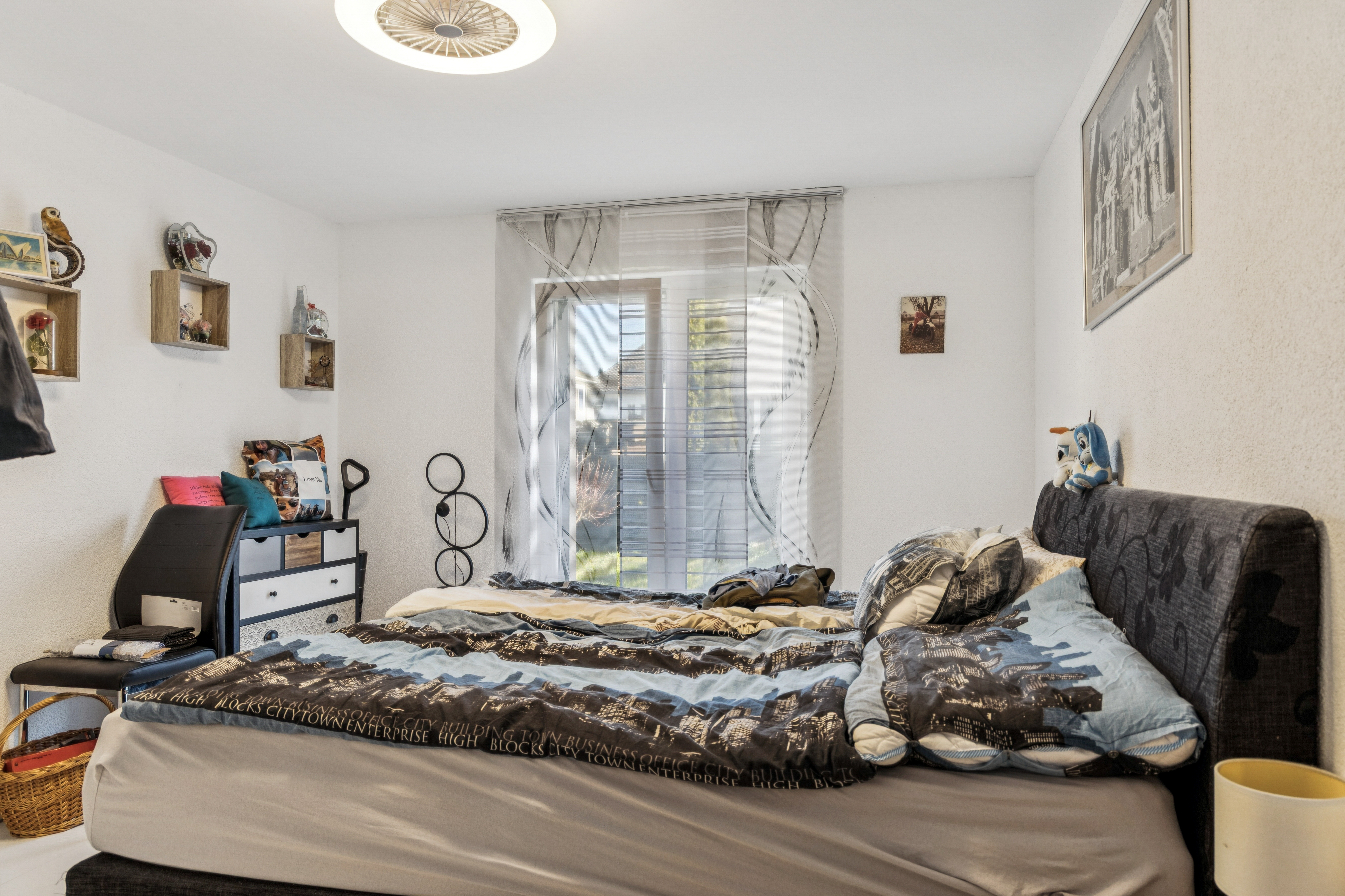 Un espace inondé de lumière avec un potentiel d'aménagement flexible